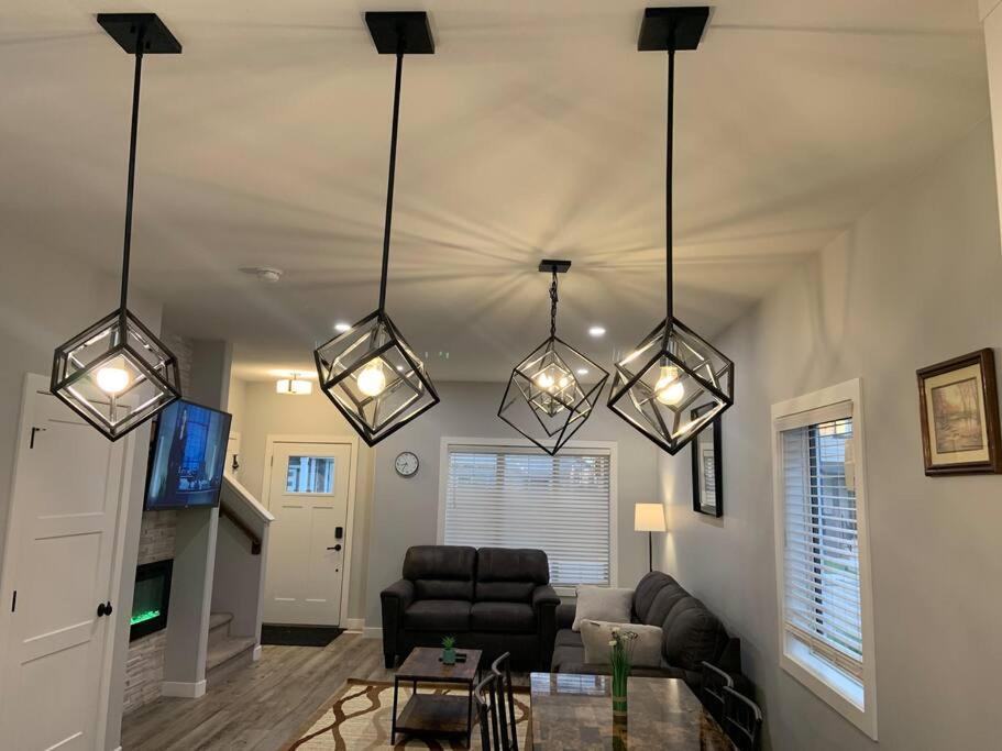Exquisite 3 BR Villa with Double Garage-King Bed