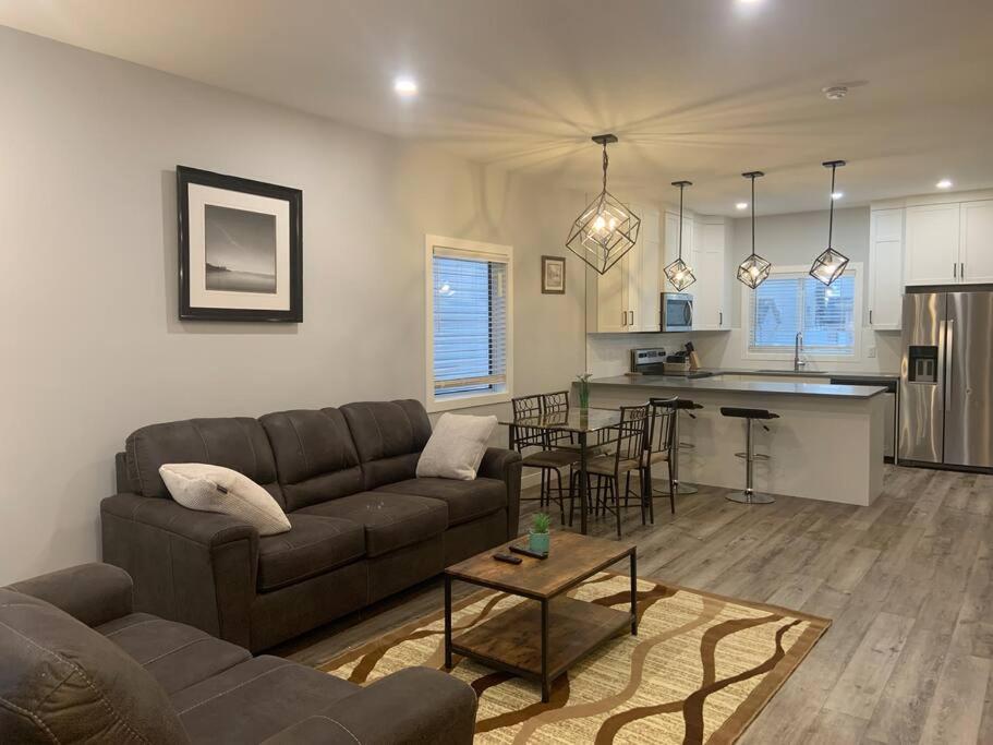 Exquisite 3 BR Villa with Double Garage-King Bed