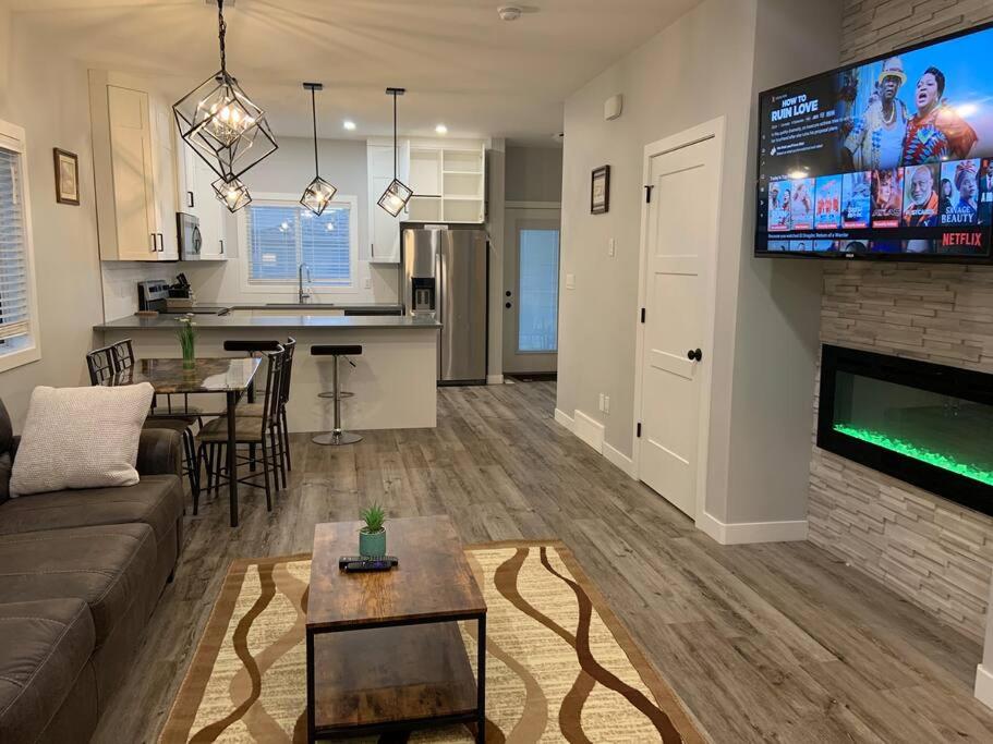 Exquisite 3 BR Villa with Double Garage-King Bed