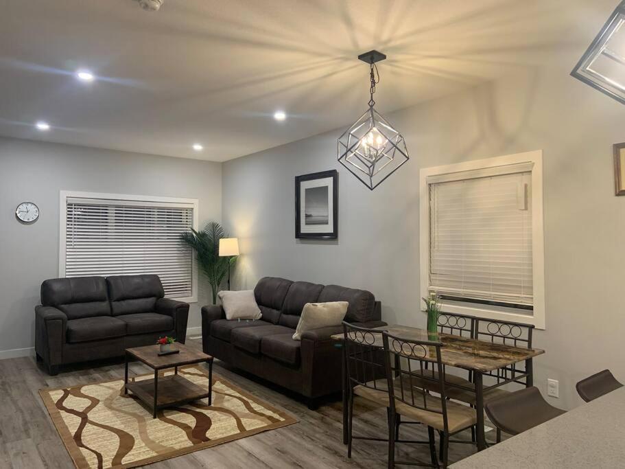 Exquisite 3 BR Villa with Double Garage-King Bed