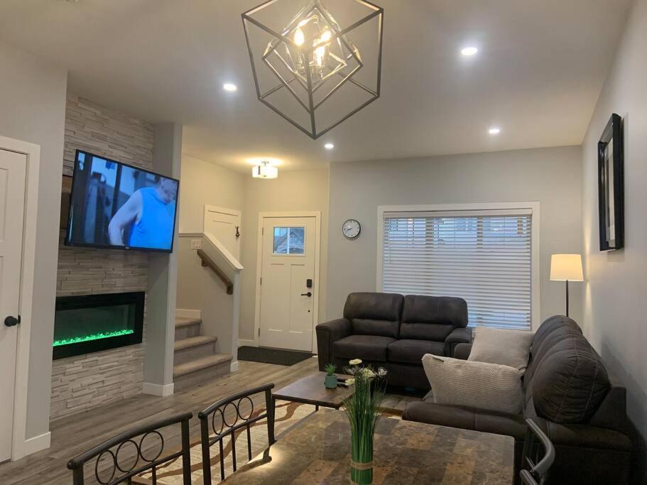 Exquisite 3 BR Villa with Double Garage-King Bed