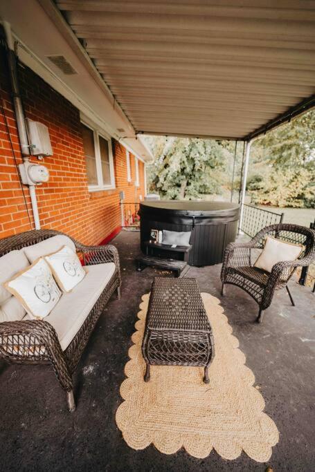 Hotel Hot Tub Hammock And Pool Table