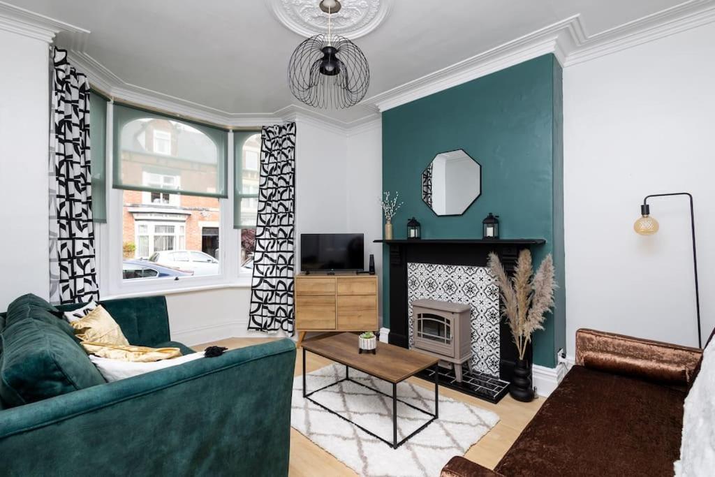 Stylish Period Home, FREE Parking, Work or Leisure view 2