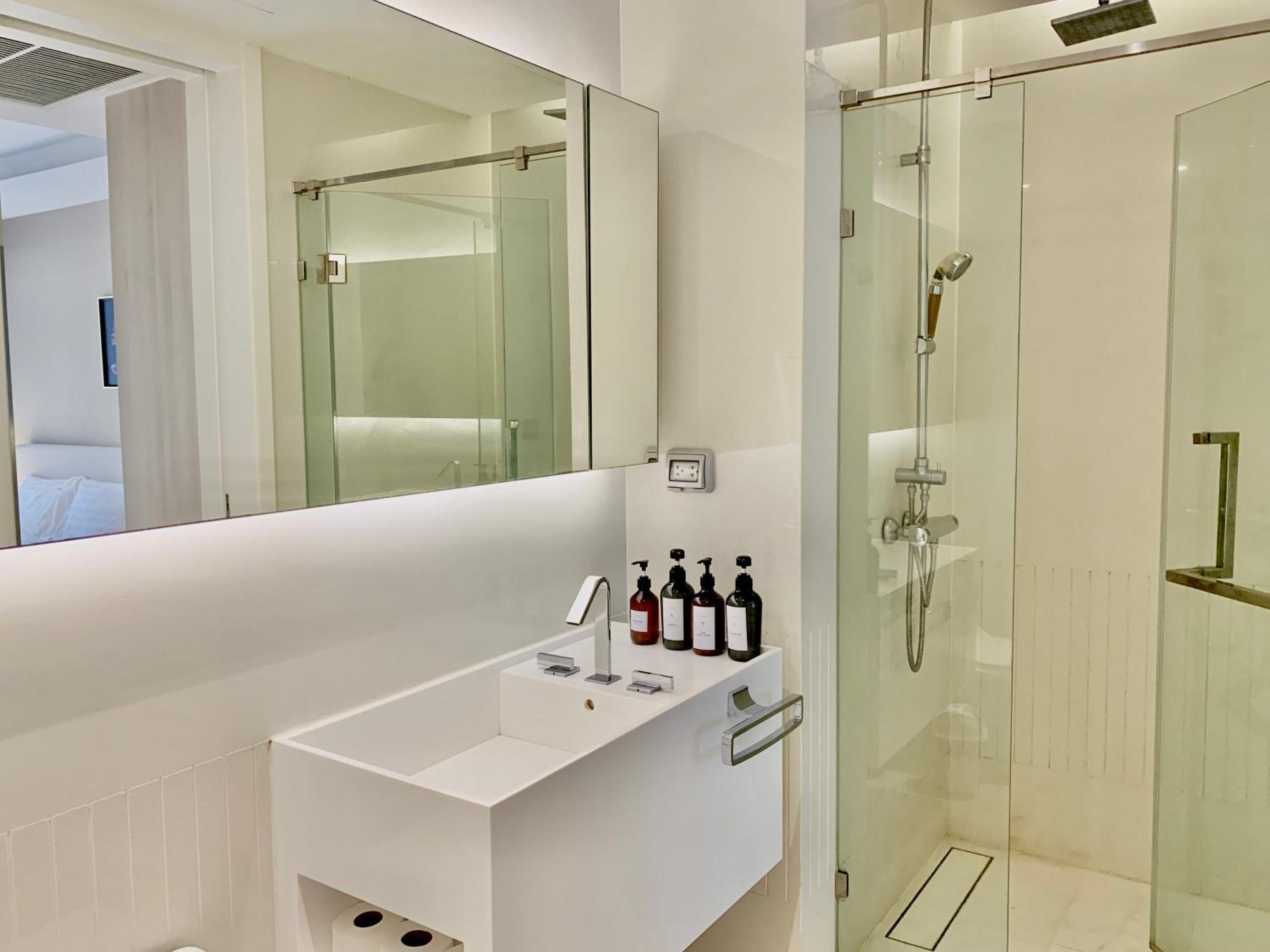Sukhumvit 11#Luxury#Pool#Gym#BTS Nana&MRT Sukhumvit#1BR#Max4ppl