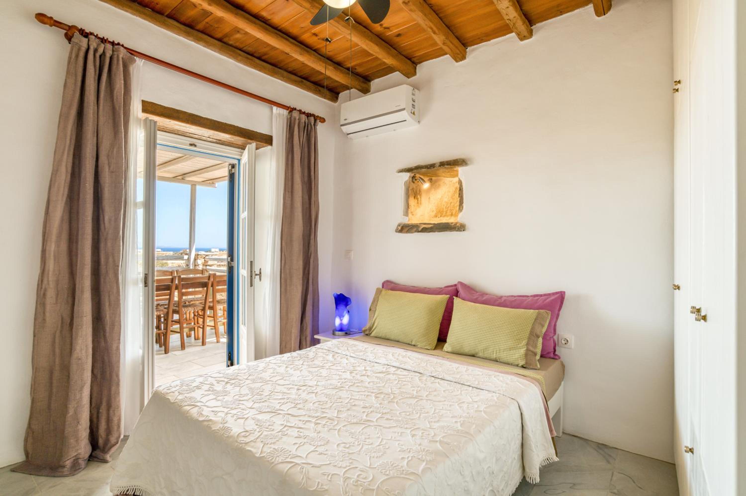 NikoRamaVilla Paros with swimming poll and BBQ for 21 guests