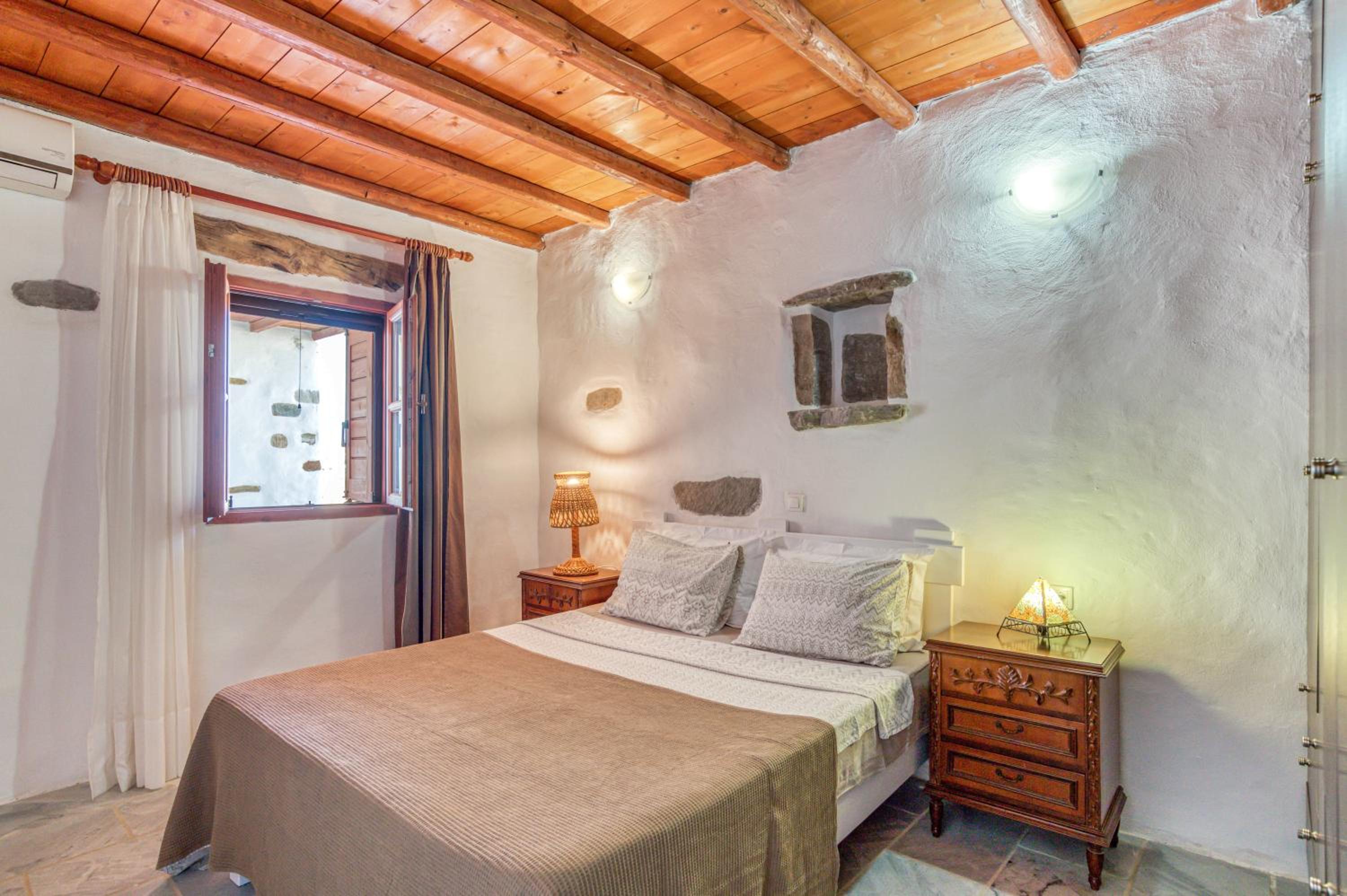NikoRamaVilla Paros with swimming poll and BBQ for 21 guests