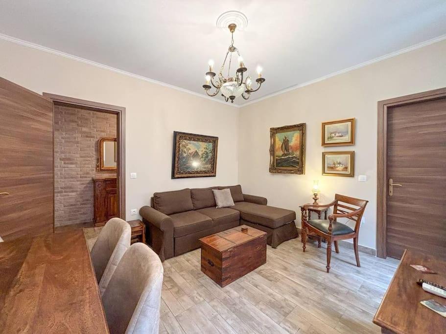 Dion and Eva's OldTown Apartment
