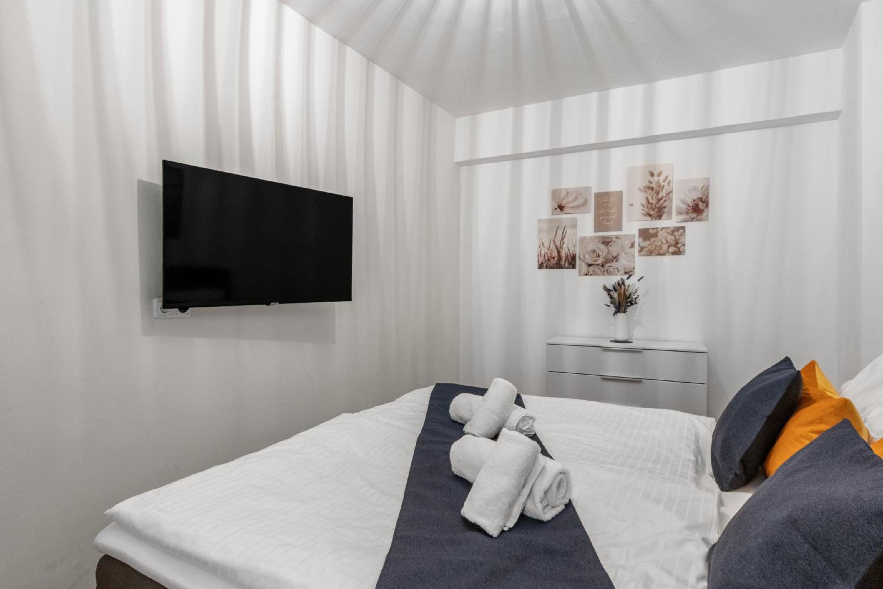 Altstadt - Exklusive 3-Zi-Wohnung für 6 Personen mit 90 qm, großer Dachterrasse, Parkplatz, WLAN