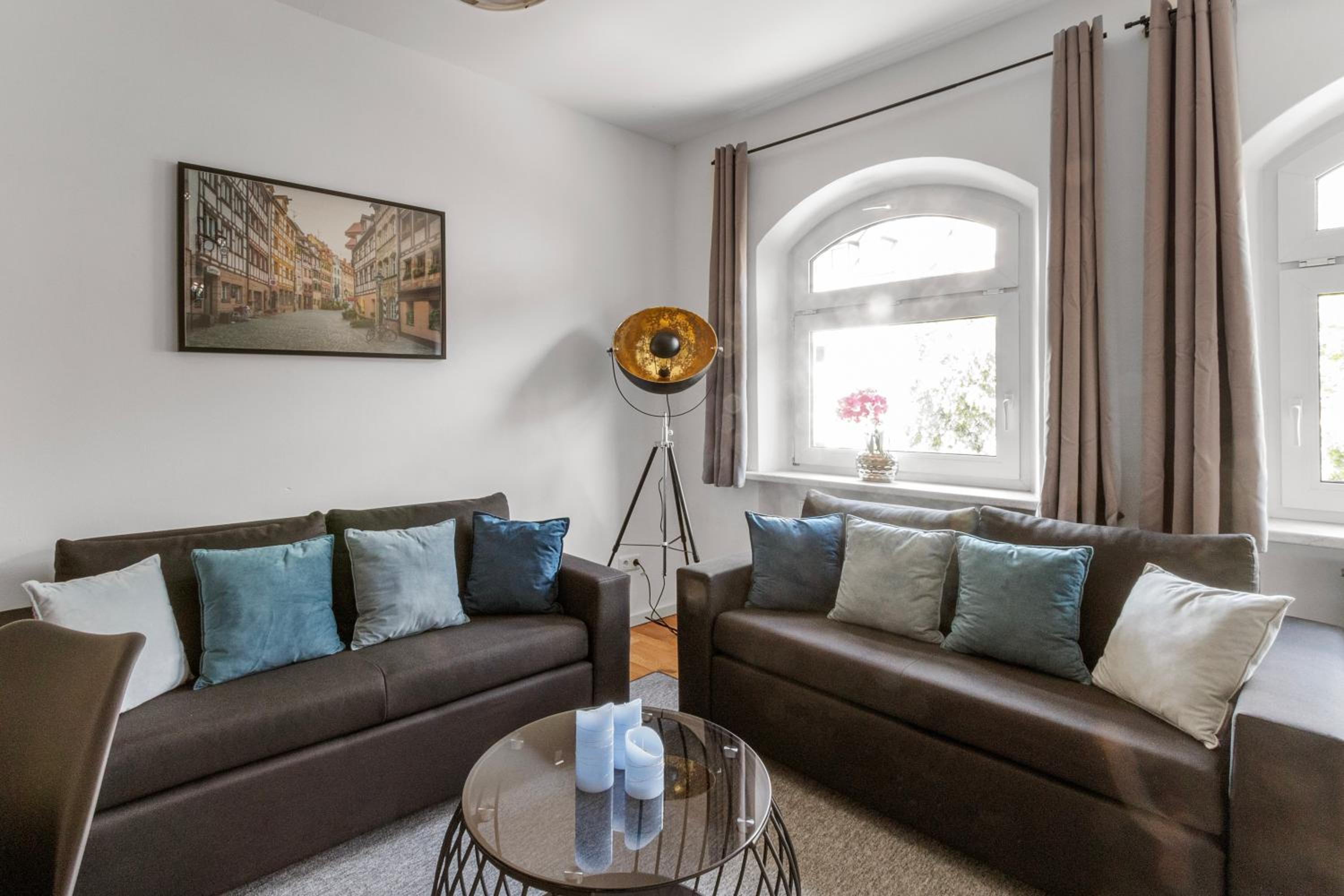 Altstadt - Exklusive 3-Zi-Wohnung für 6 Personen mit 90 qm, großer Dachterrasse, Parkplatz, WLAN