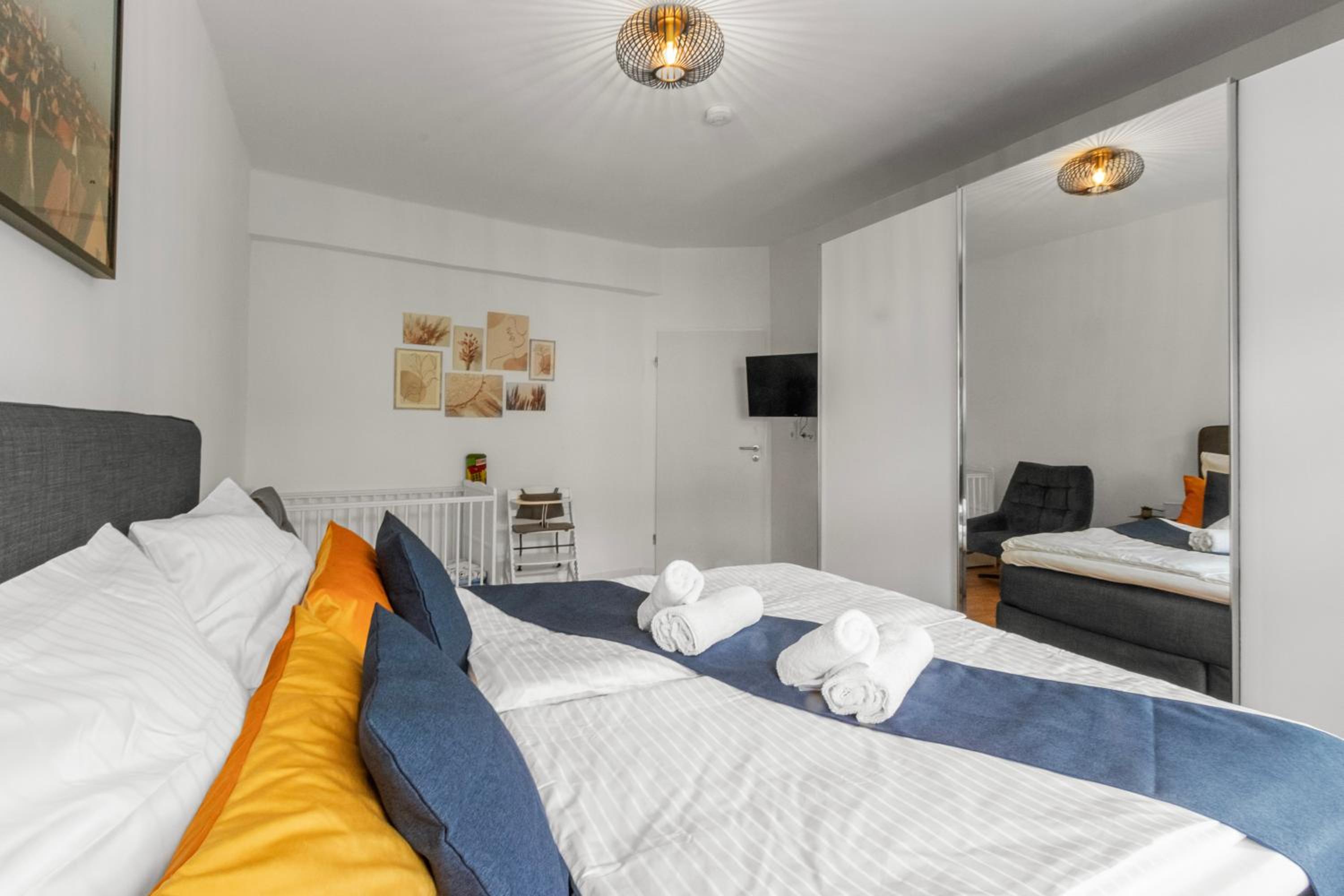 Altstadt - Exklusive 3-Zi-Wohnung für 6 Personen mit 90 qm, großer Dachterrasse, Parkplatz, WLAN