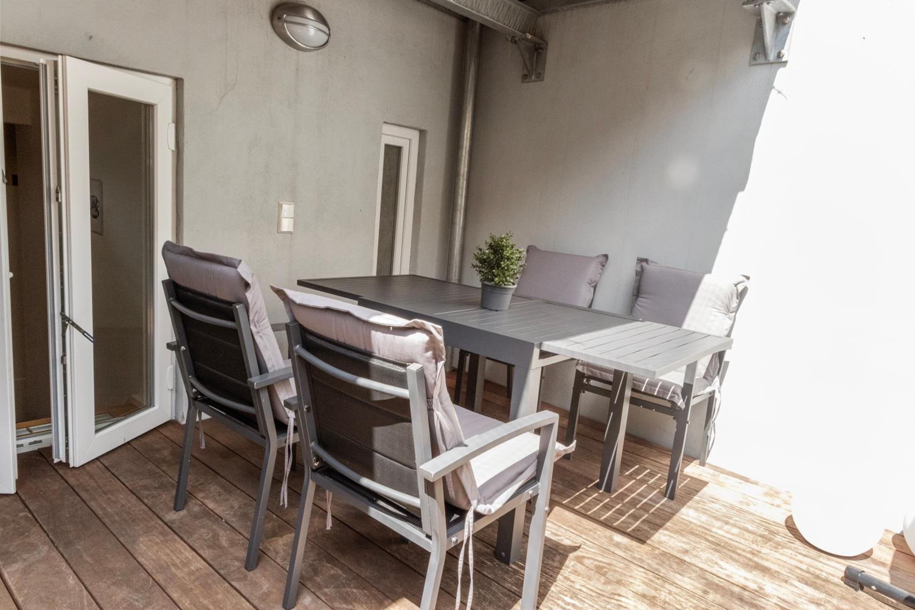 Altstadt - Exklusive 3-Zi-Wohnung für 6 Personen mit 90 qm, großer Dachterrasse, Parkplatz, WLAN