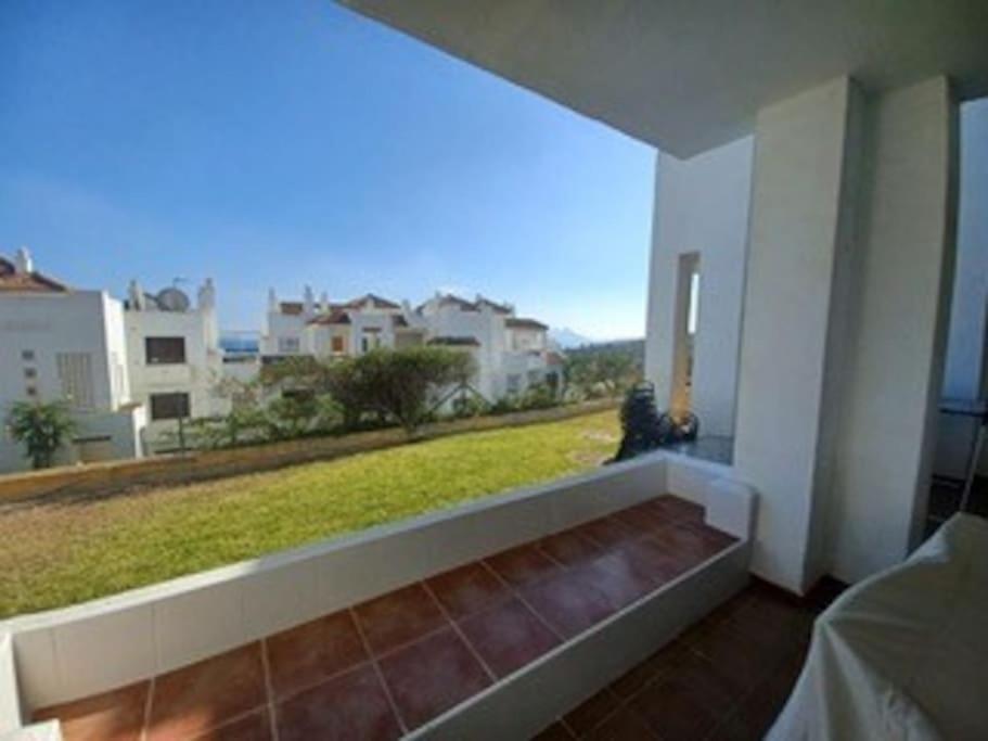 Spacious 6-bed Apartment in Marina de la Alcaidesa view 3