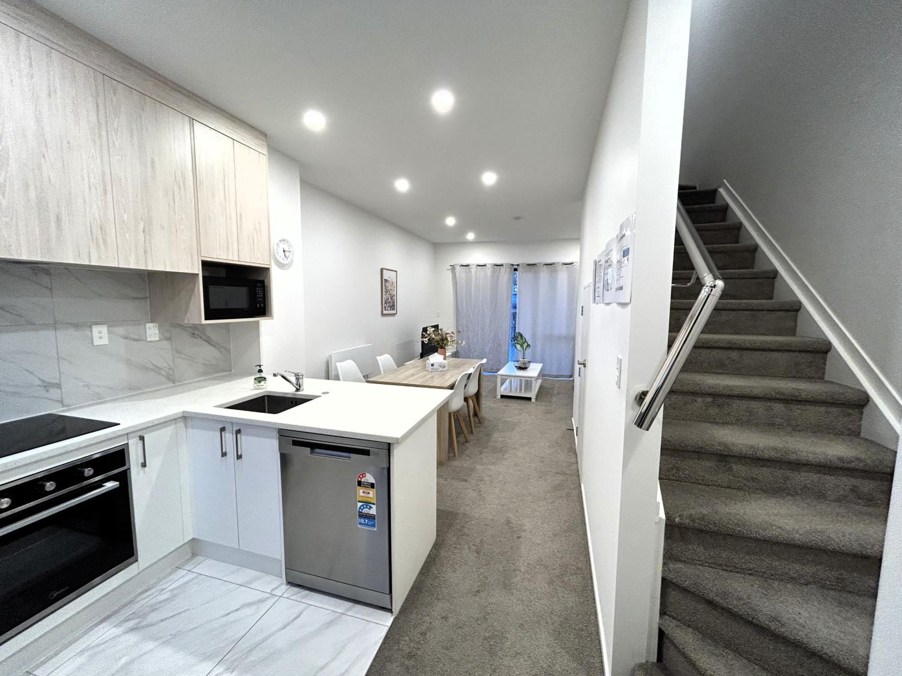 Entire Modern 2-Bedroom Townhouse -10 min to Airport & Sylvia Park view 3