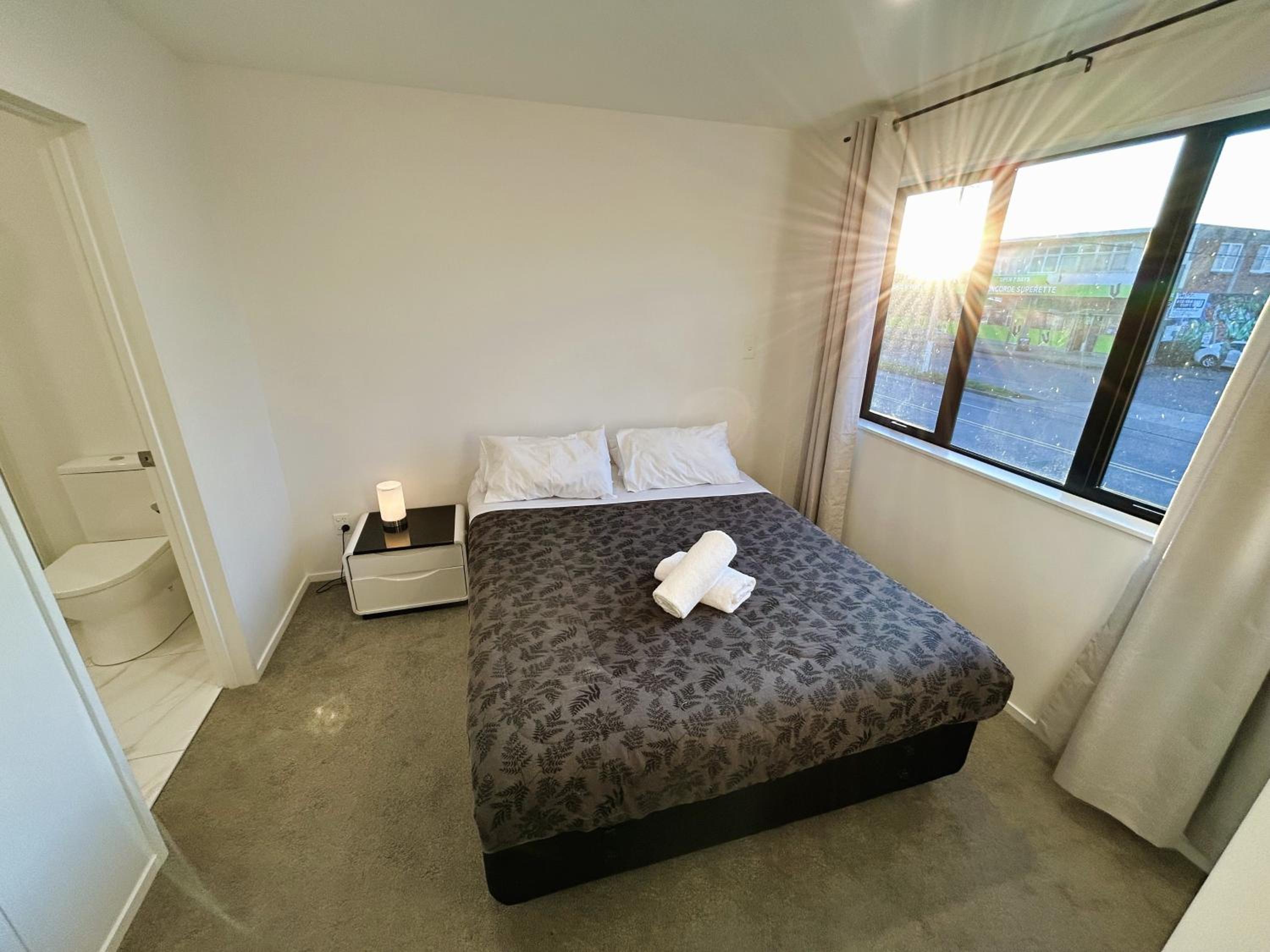 Entire Modern 2-Bedroom Townhouse -10 min to Airport & Sylvia Park view 4