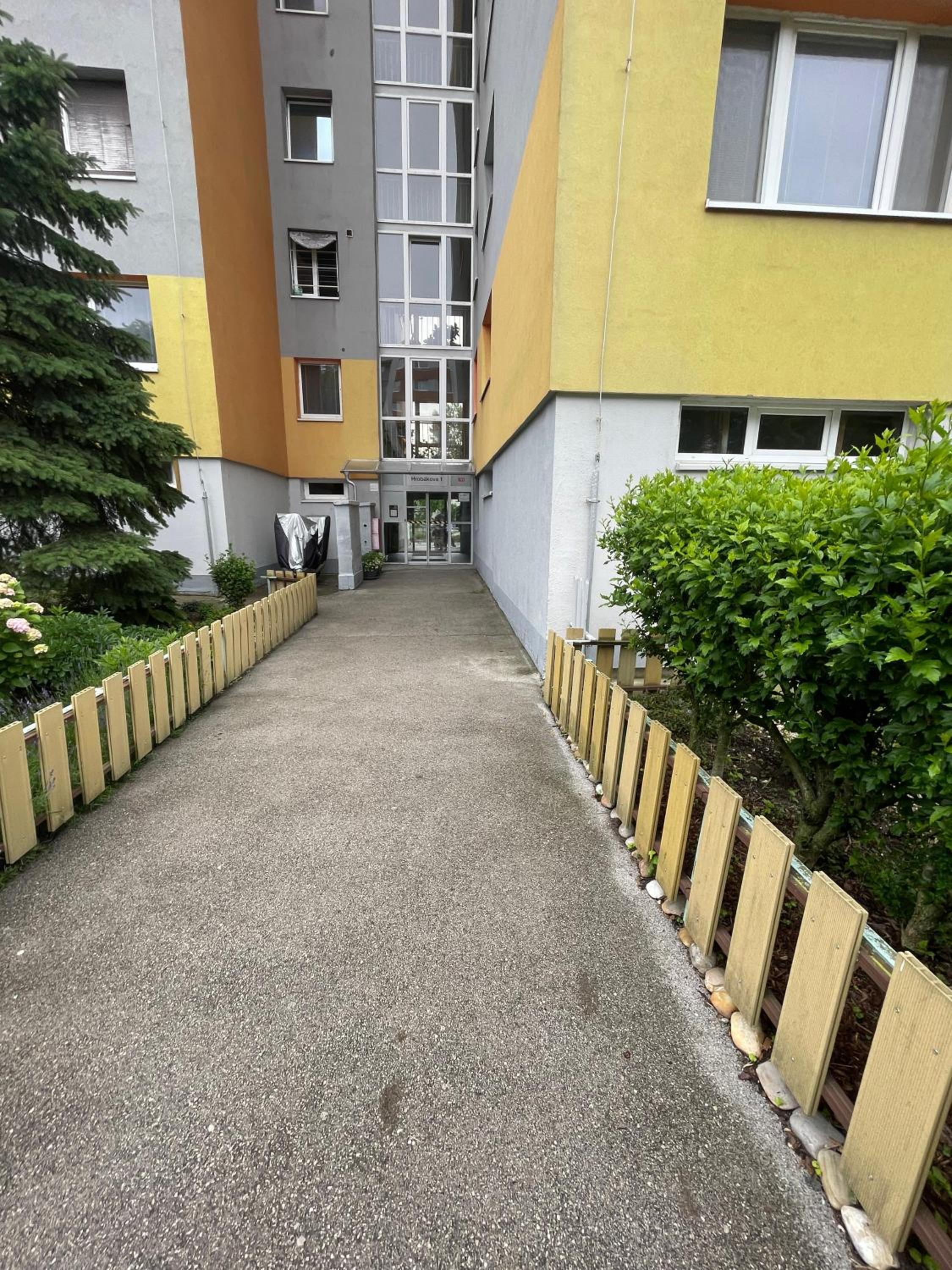 3BR near Center with Parking view 2