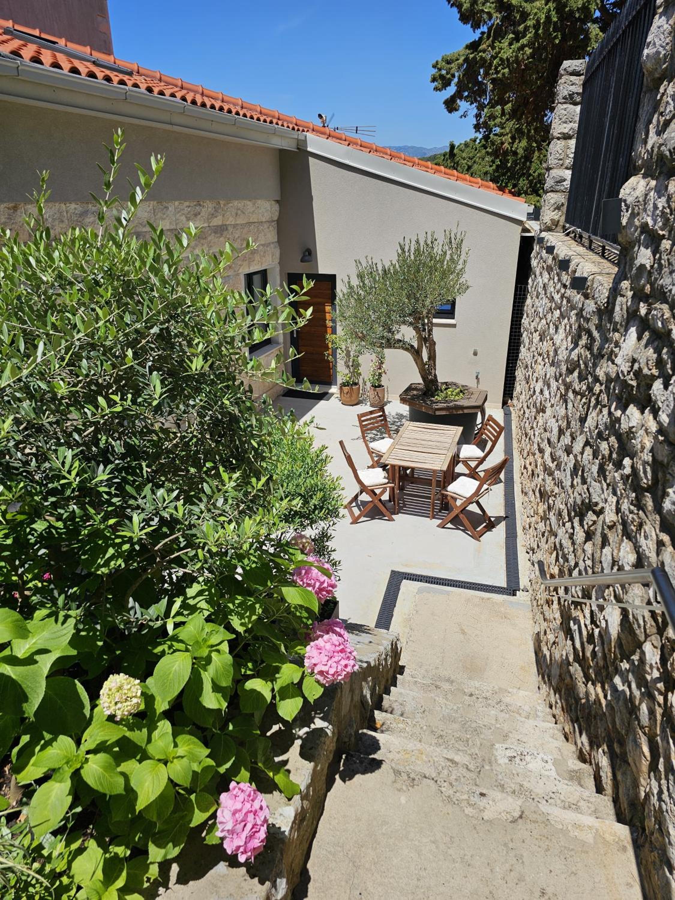 Piccola Red Studio - 50m from the beach