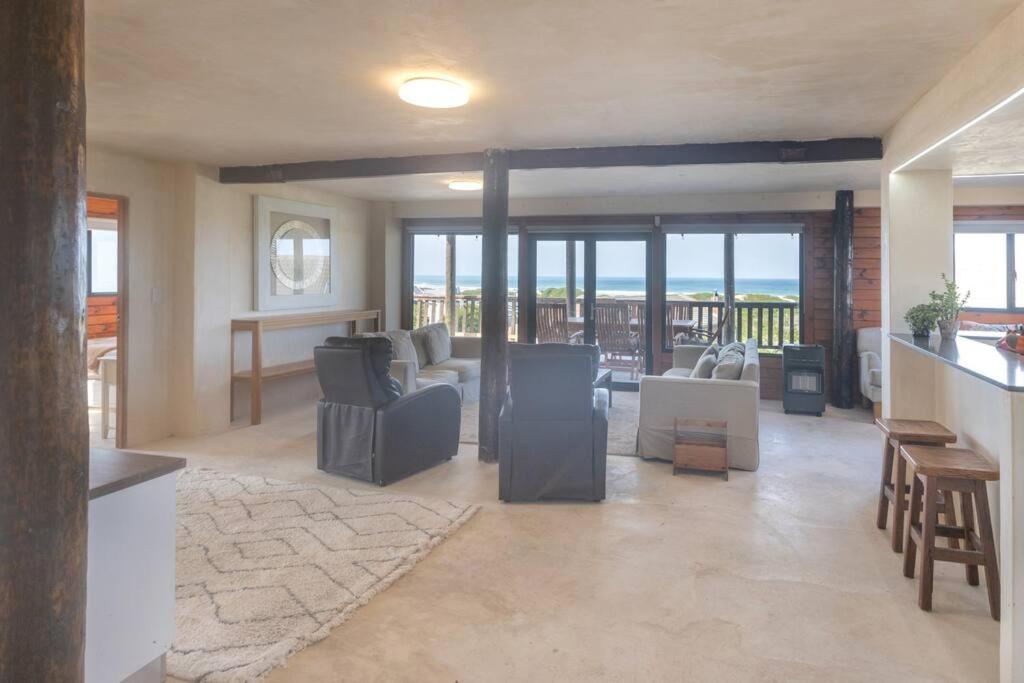 Upmarket Sea View Apartment view 3
