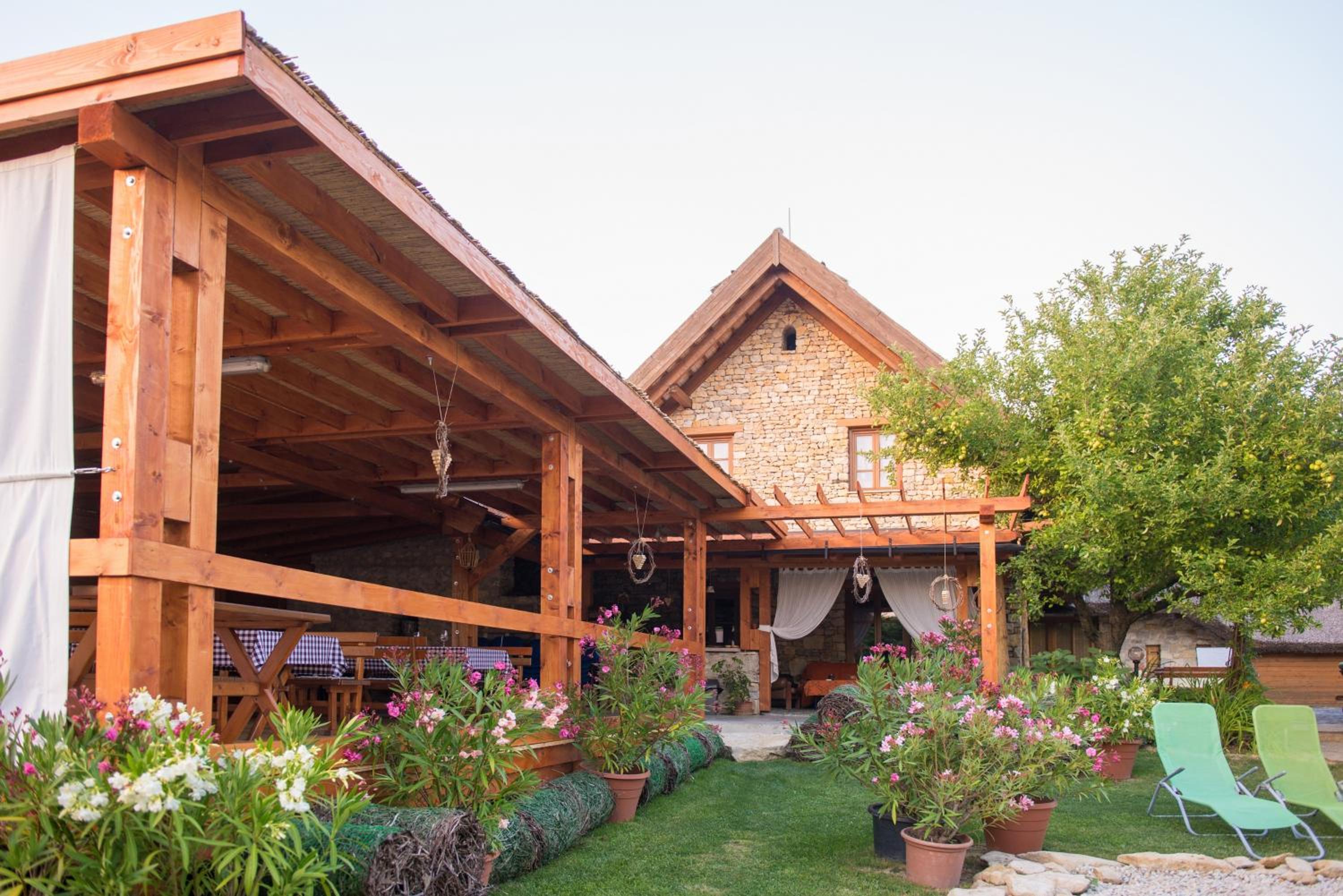 Hotel Juhfark Fogadó és Borház - Image 1