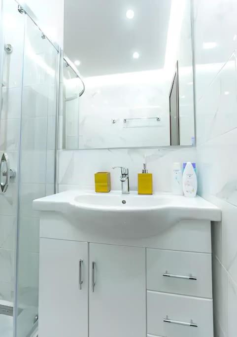 HOT Main Square Newly Built Modern Apartment