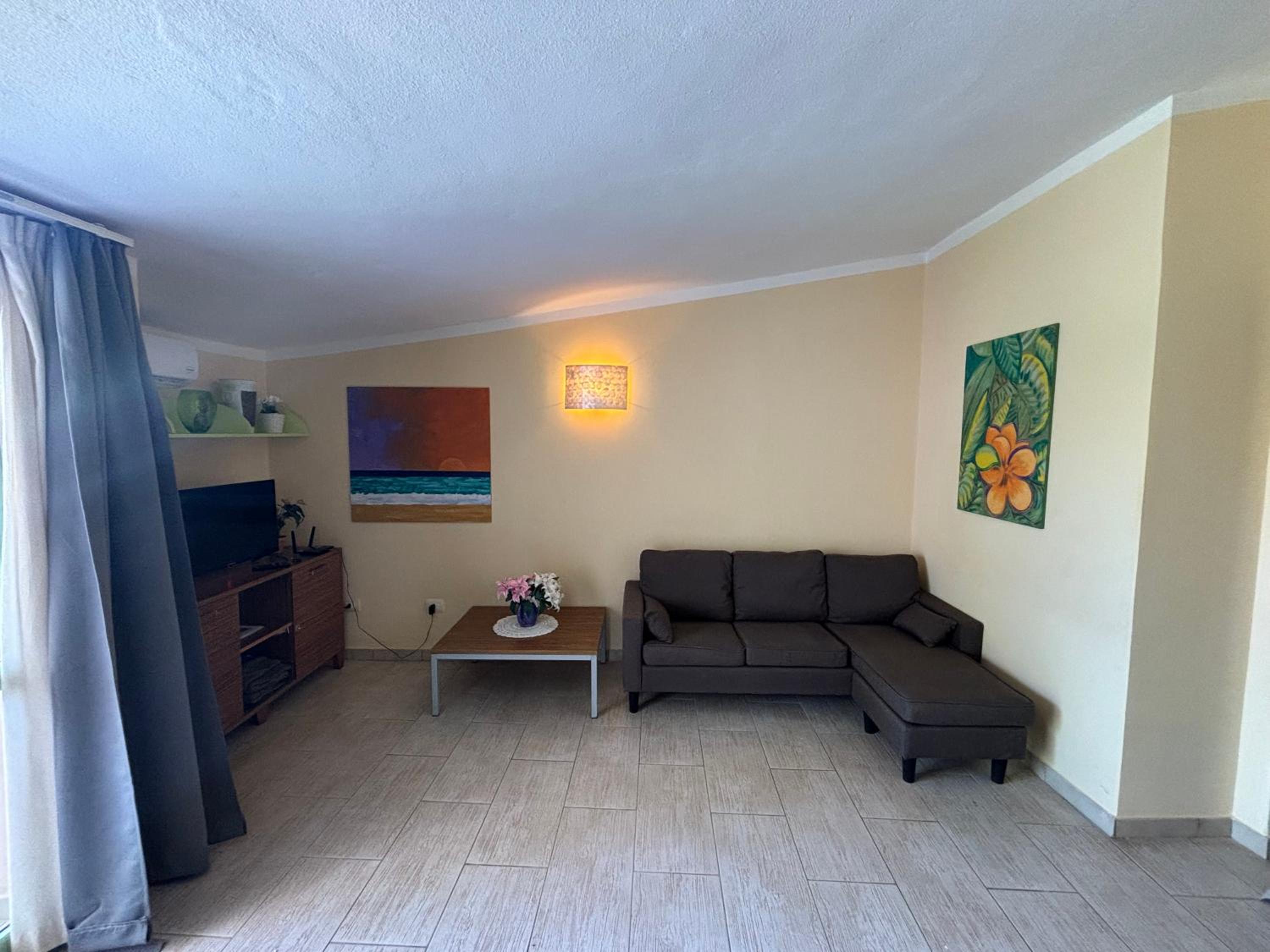 Cozy Apartment with Pool, near Beach and Center