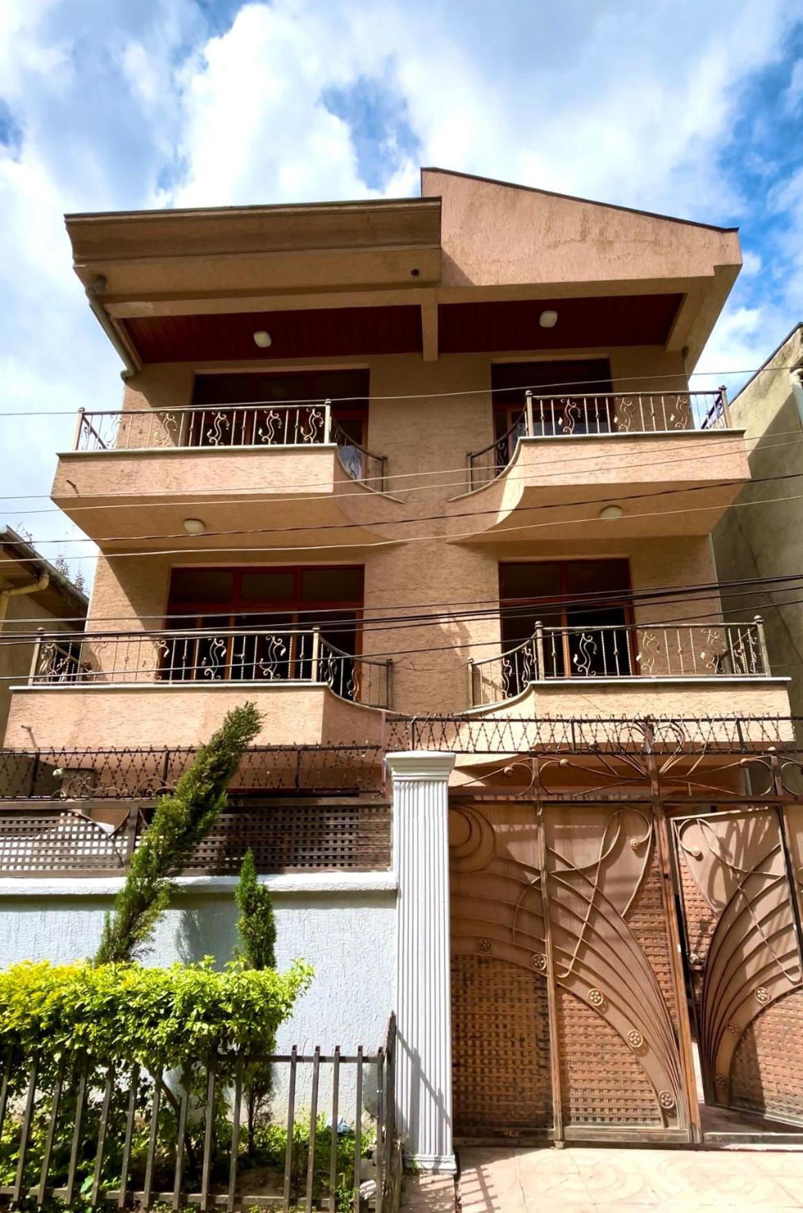 DELUXE Specious Home in a Beautiful Neighborhood
