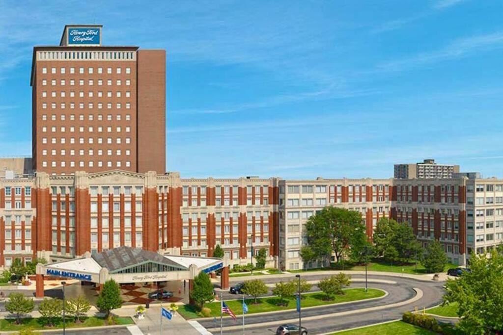 Less than 1mi to Little Caesars Arena, 2BR with Free Parking view 4