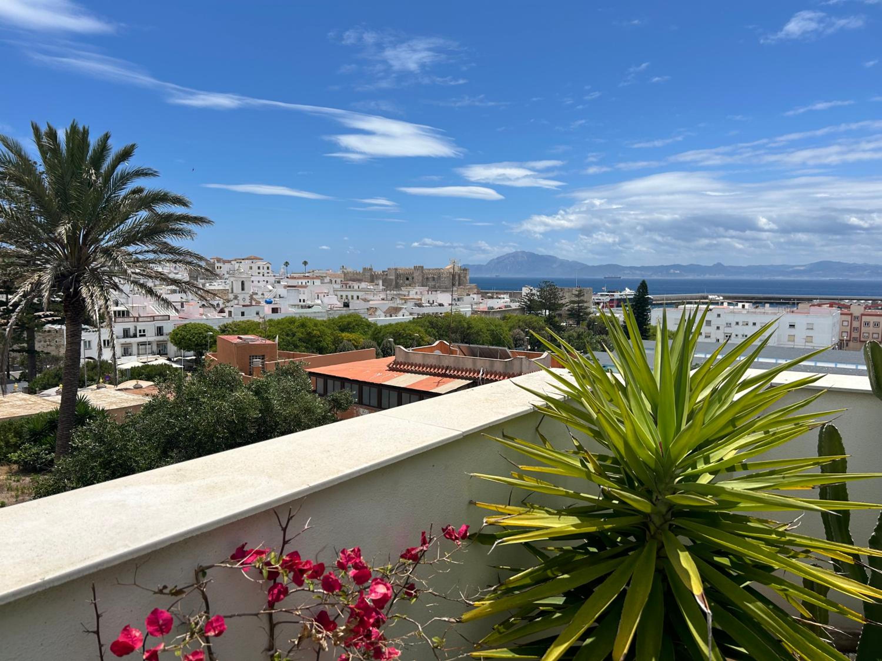 Hotel Tarifa Sun es playa, centro y vistas al estrecho - Image 1