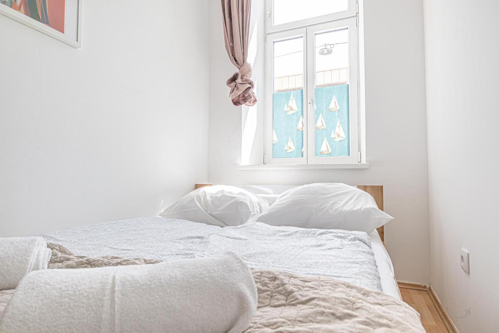 Elegant Private Rooms Near Danube With Garden Access
