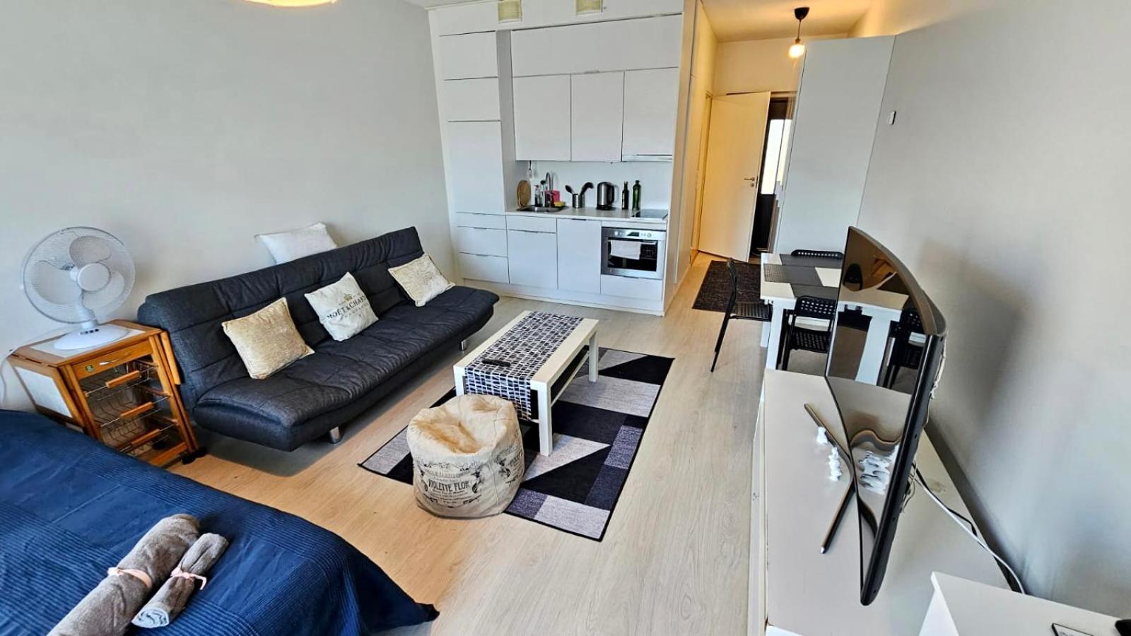 Comfy Modern Design Full Home with Parking