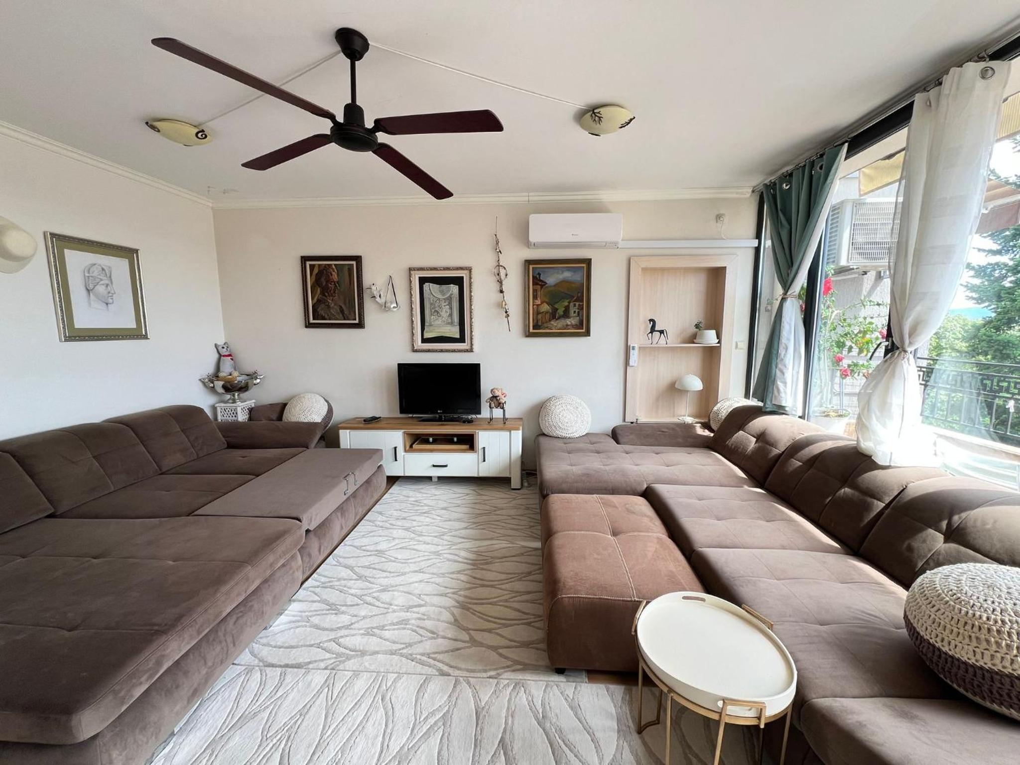 Kazanlak DOWNTOWN Central Apartment Guesthouse with Full Kitchen, Panoramic Views, Self Check-in & Free Parking, Best Value!