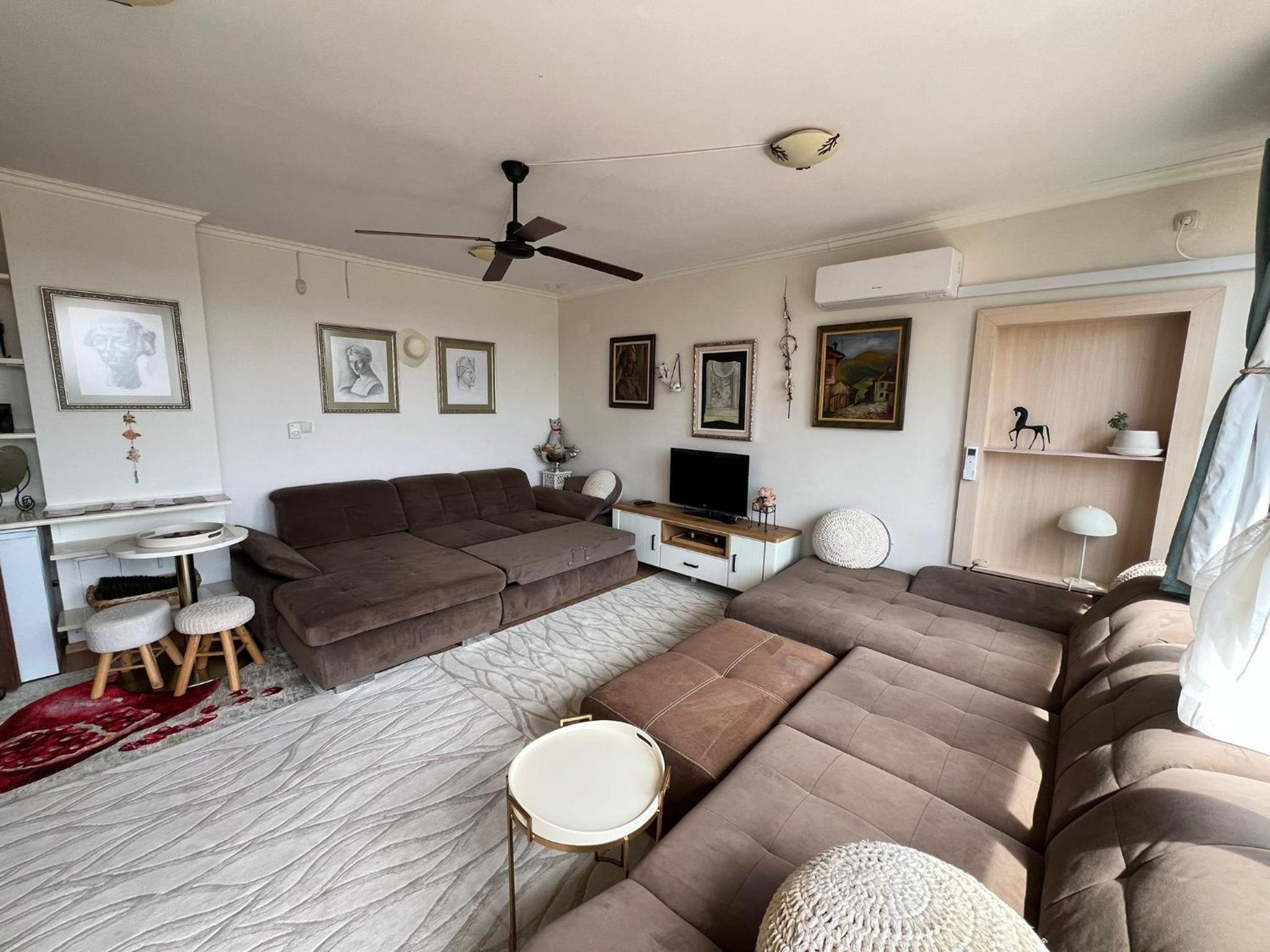 Kazanlak DOWNTOWN Central Apartment Guesthouse with Full Kitchen, Panoramic Views, Self Check-in & Free Parking, Best Value!