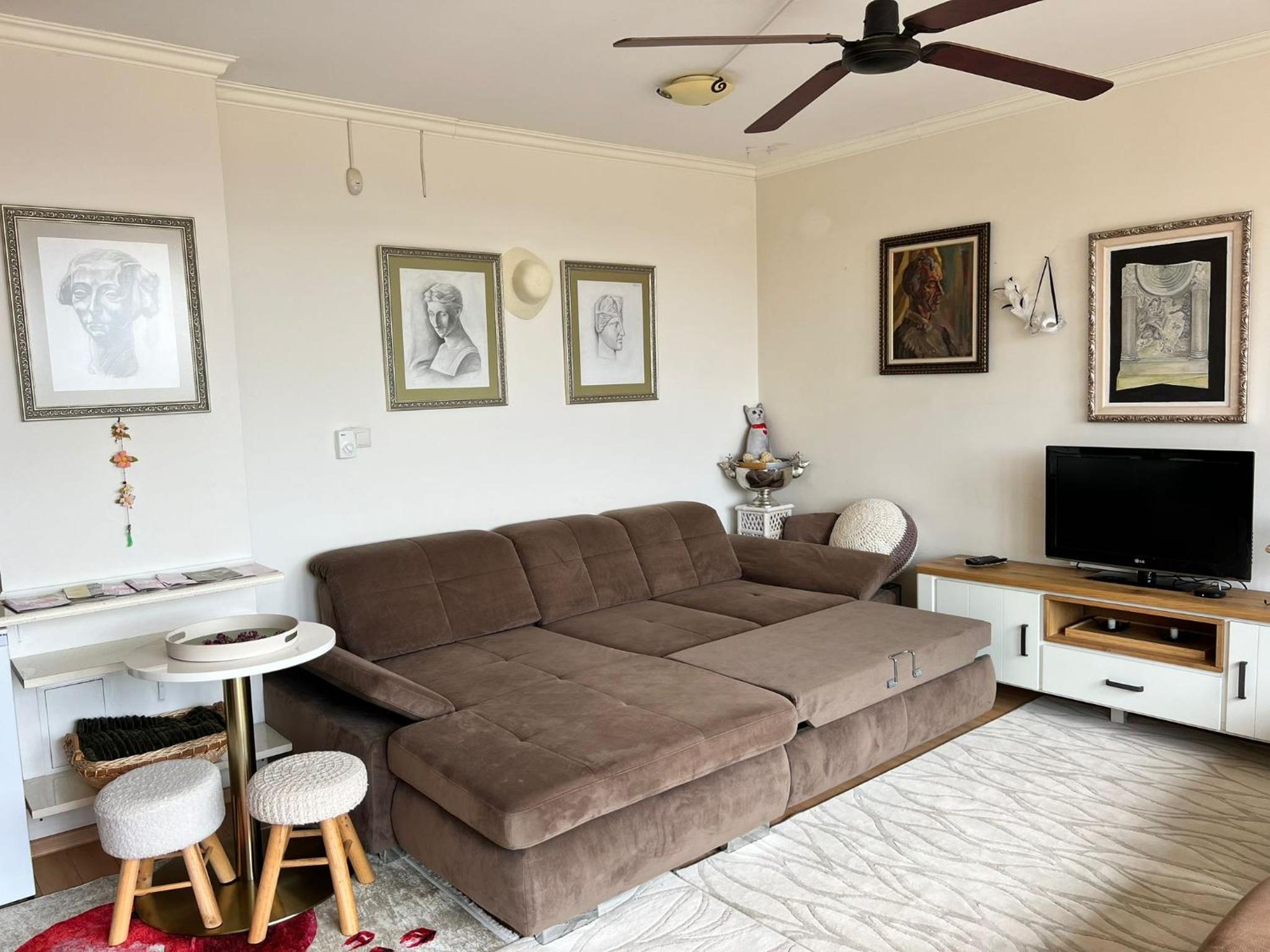 Kazanlak DOWNTOWN Central Apartment Guesthouse with Full Kitchen, Panoramic Views, Self Check-in & Free Parking, Best Value!