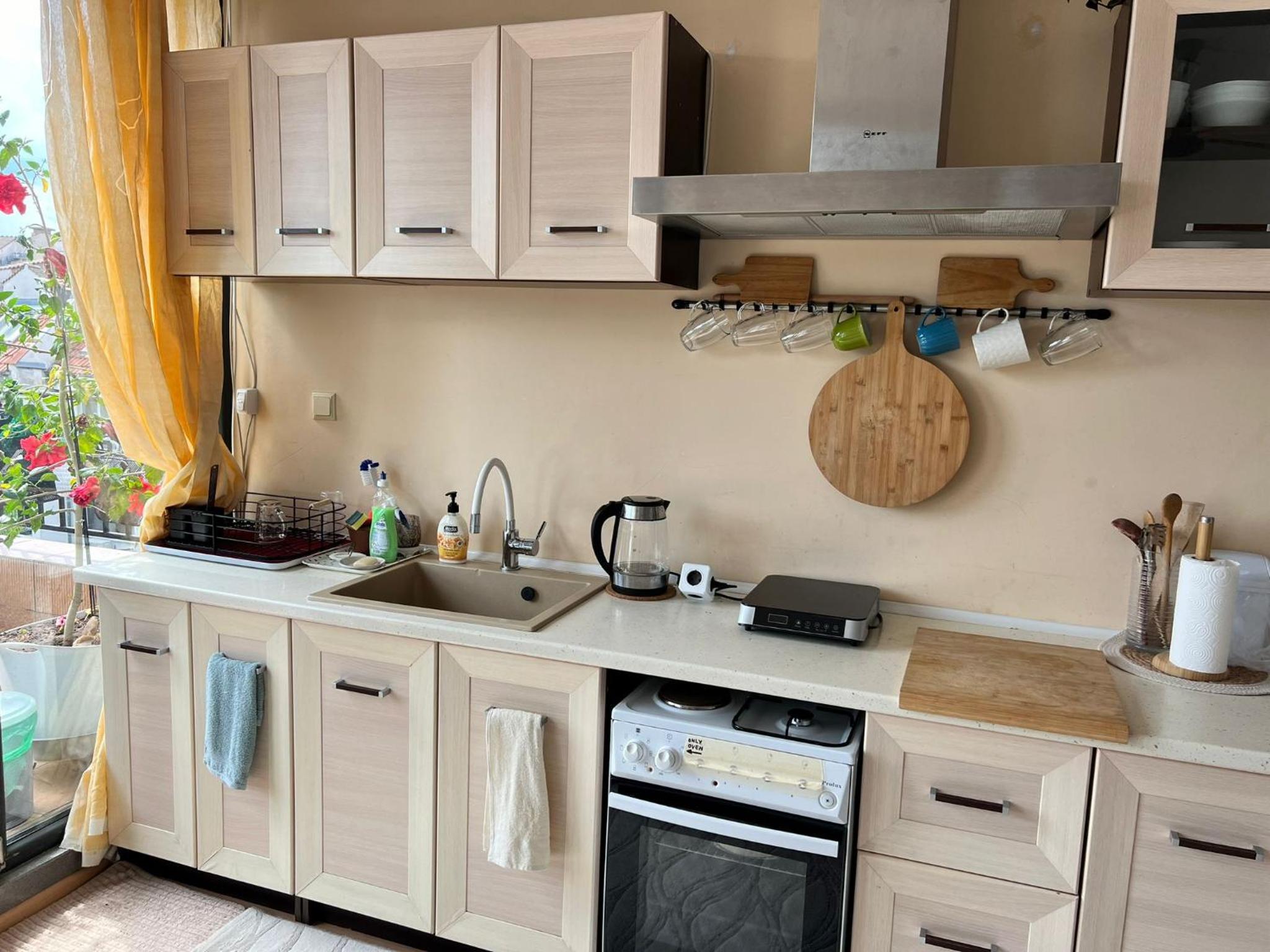 Kazanlak DOWNTOWN Central Apartment Guesthouse with Full Kitchen, Panoramic Views, Self Check-in & Free Parking, Best Value!