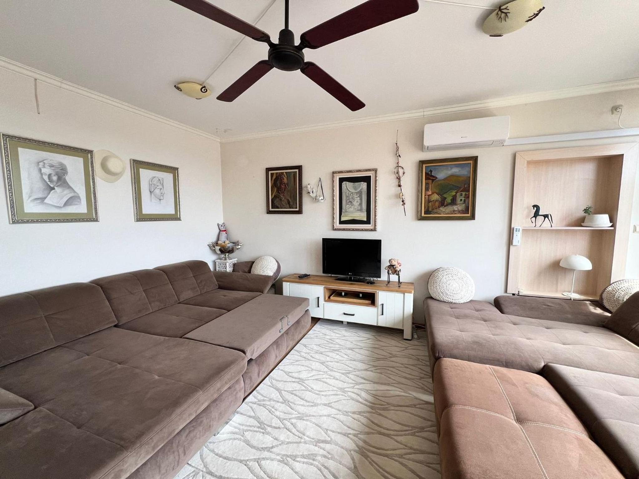 Kazanlak DOWNTOWN Central Apartment Guesthouse with Full Kitchen, Panoramic Views, Self Check-in & Free Parking, Best Value!