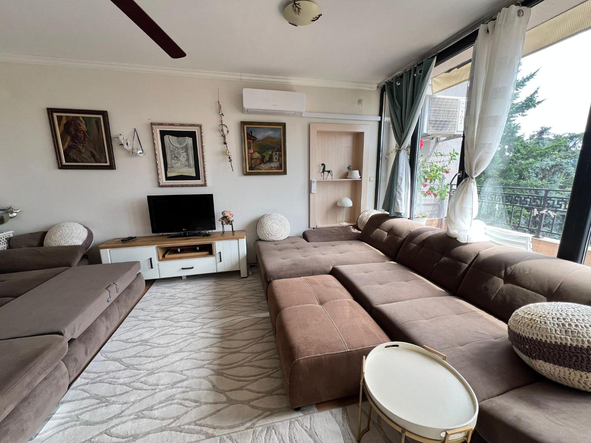 Kazanlak DOWNTOWN Central Apartment Guesthouse with Full Kitchen, Panoramic Views, Self Check-in & Free Parking, Best Value!