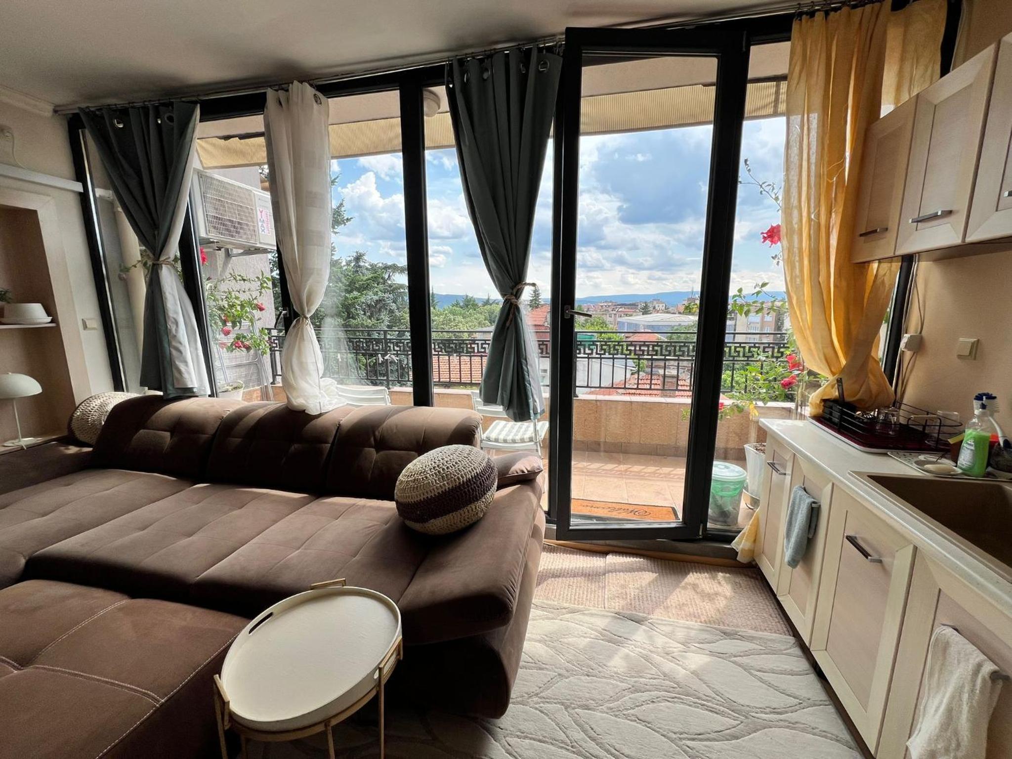 Kazanlak DOWNTOWN Central Apartment Guesthouse with Full Kitchen, Panoramic Views, Self Check-in & Free Parking, Best Value!