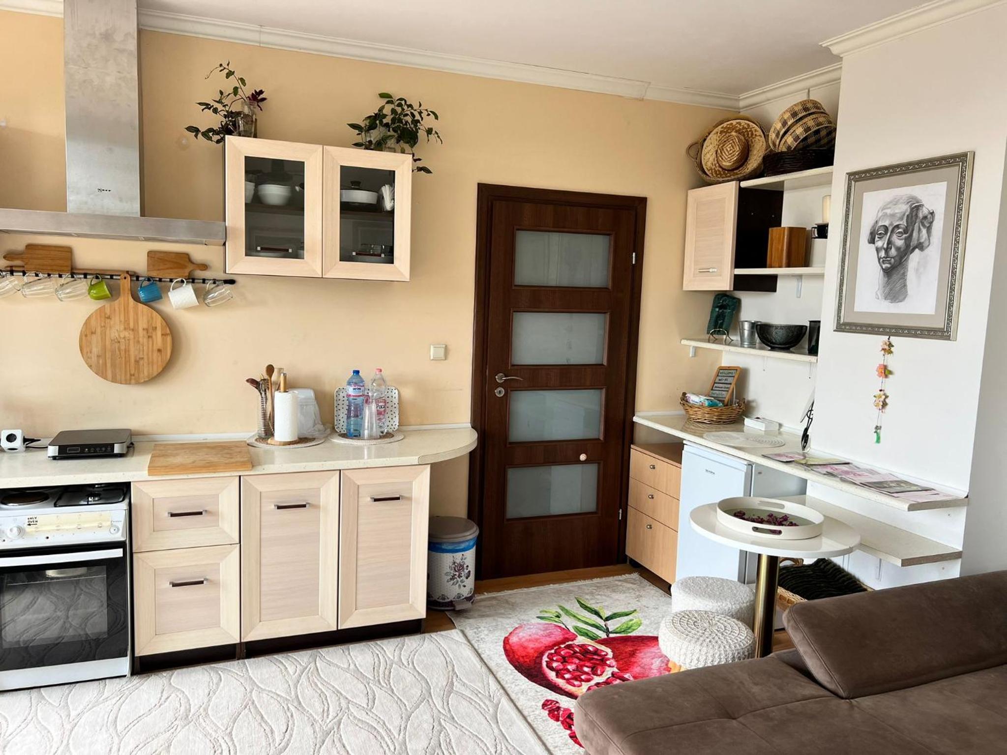 Kazanlak DOWNTOWN Central Apartment Guesthouse with Full Kitchen, Panoramic Views, Self Check-in & Free Parking, Best Value!