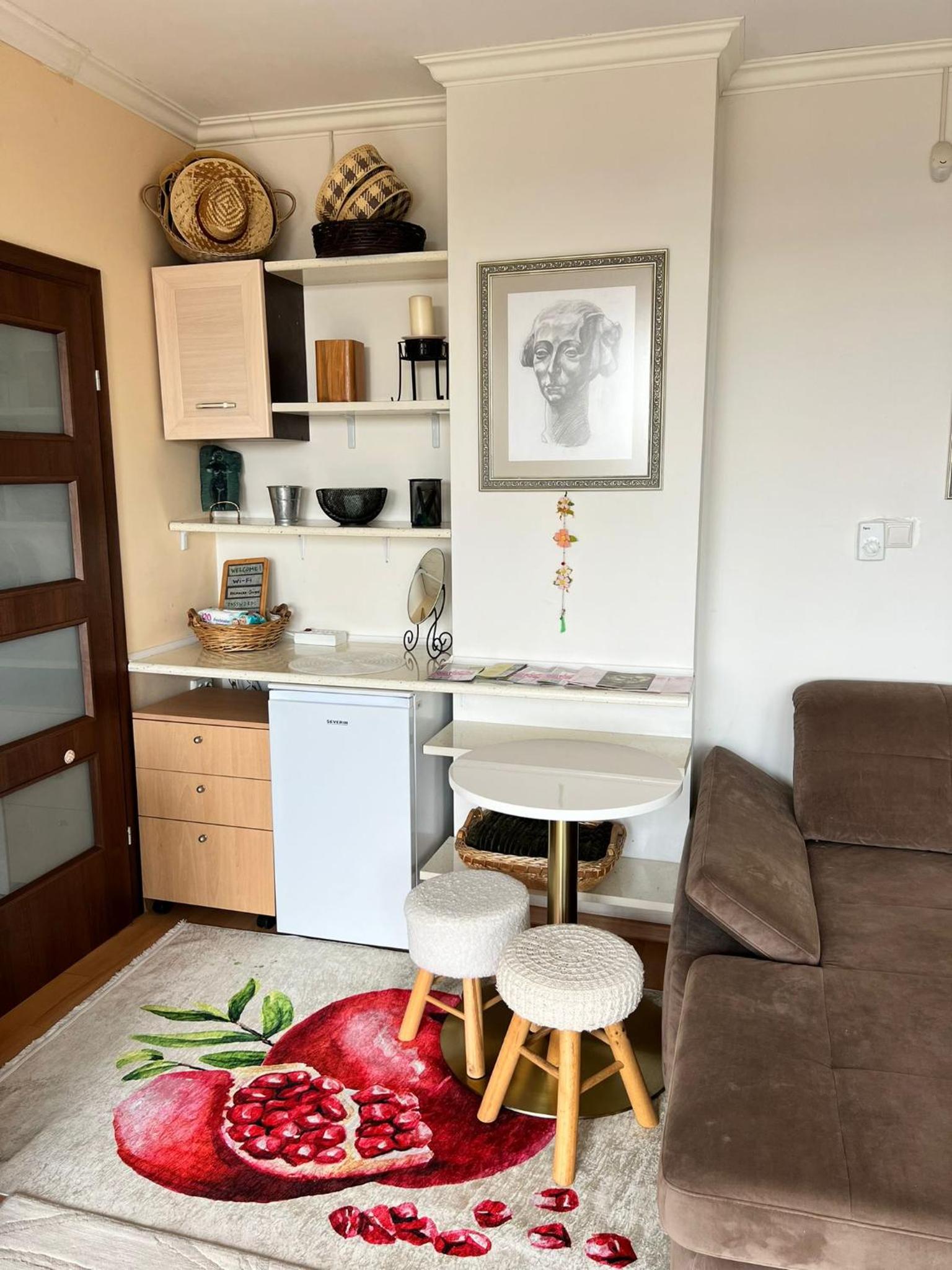 Kazanlak DOWNTOWN Central Apartment Guesthouse with Full Kitchen, Panoramic Views, Self Check-in & Free Parking, Best Value!