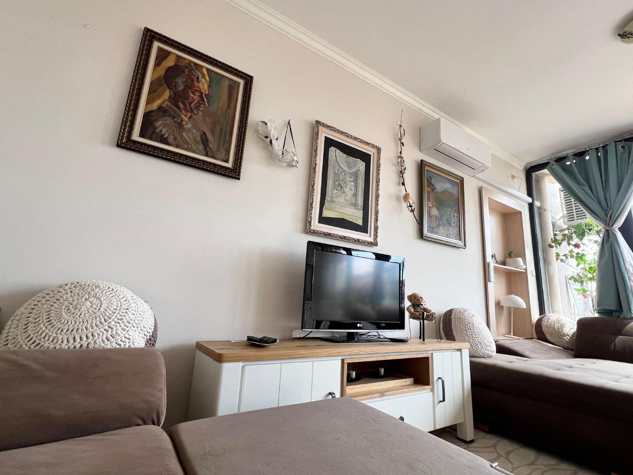 Kazanlak DOWNTOWN Central Apartment Guesthouse with Full Kitchen, Panoramic Views, Self Check-in & Free Parking, Best Value!