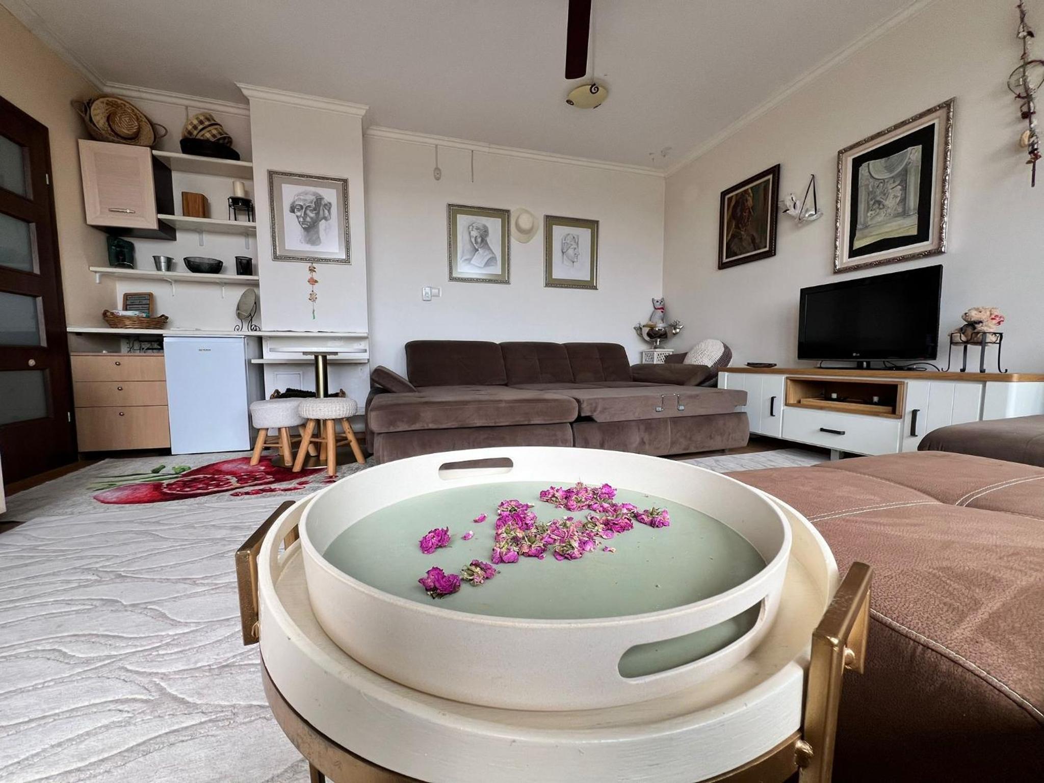 Kazanlak DOWNTOWN Central Apartment Guesthouse with Full Kitchen, Panoramic Views, Self Check-in & Free Parking, Best Value!