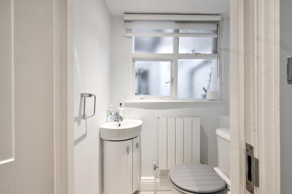 Cozy Hideaway In South Ken!
