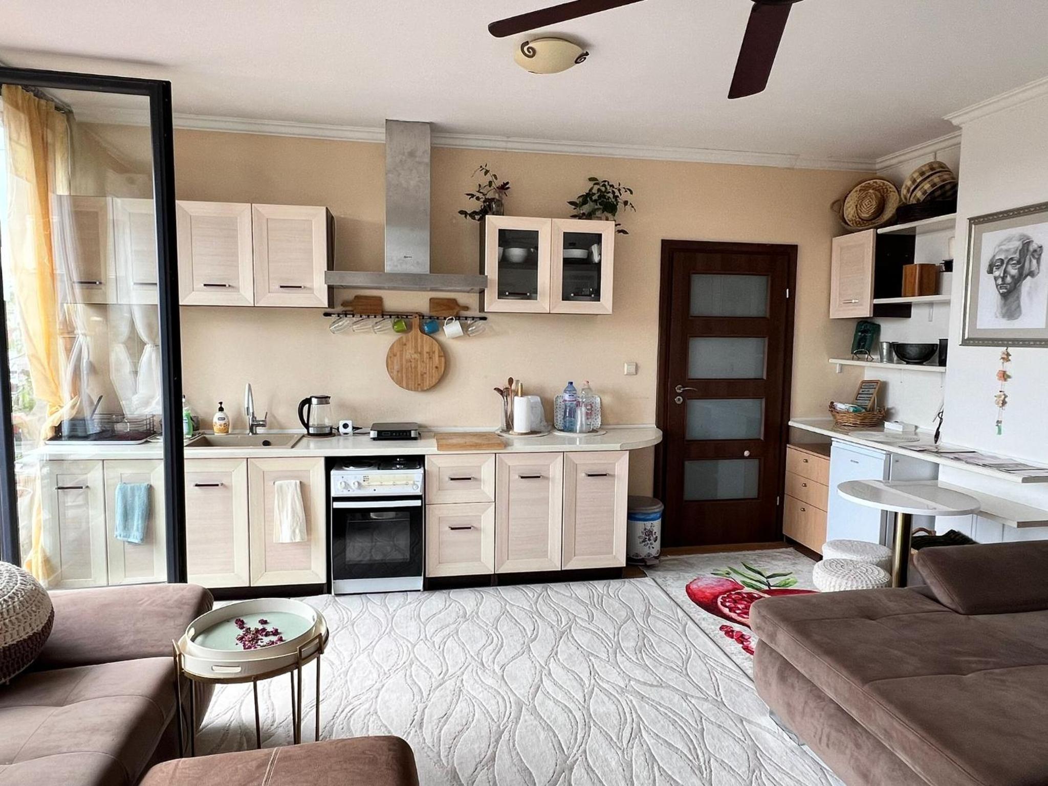 Kazanlak DOWNTOWN Central Apartment Guesthouse with Full Kitchen, Panoramic Views, Self Check-in & Free Parking, Best Value!