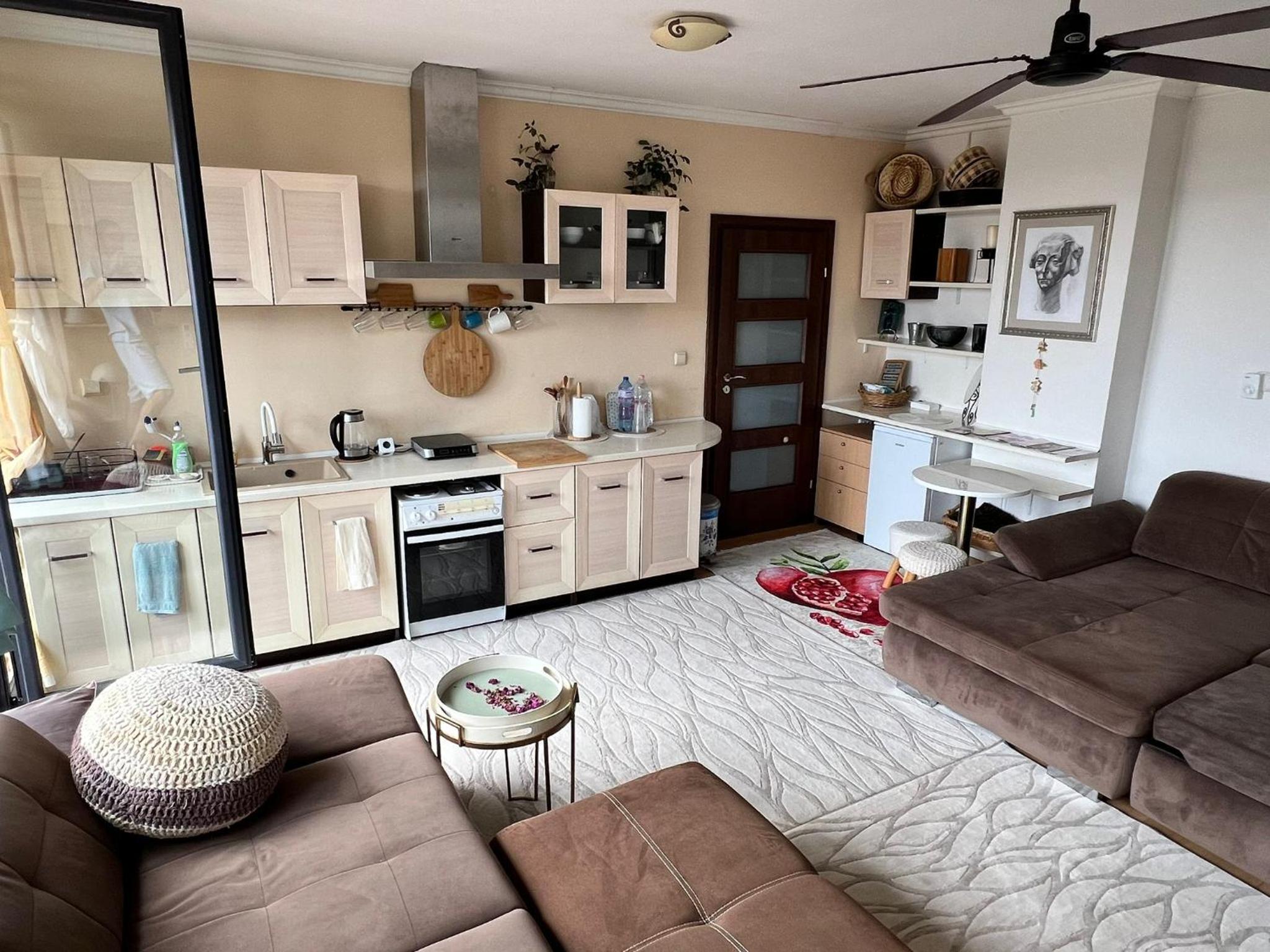 Kazanlak DOWNTOWN Central Apartment Guesthouse with Full Kitchen, Panoramic Views, Self Check-in & Free Parking, Best Value!