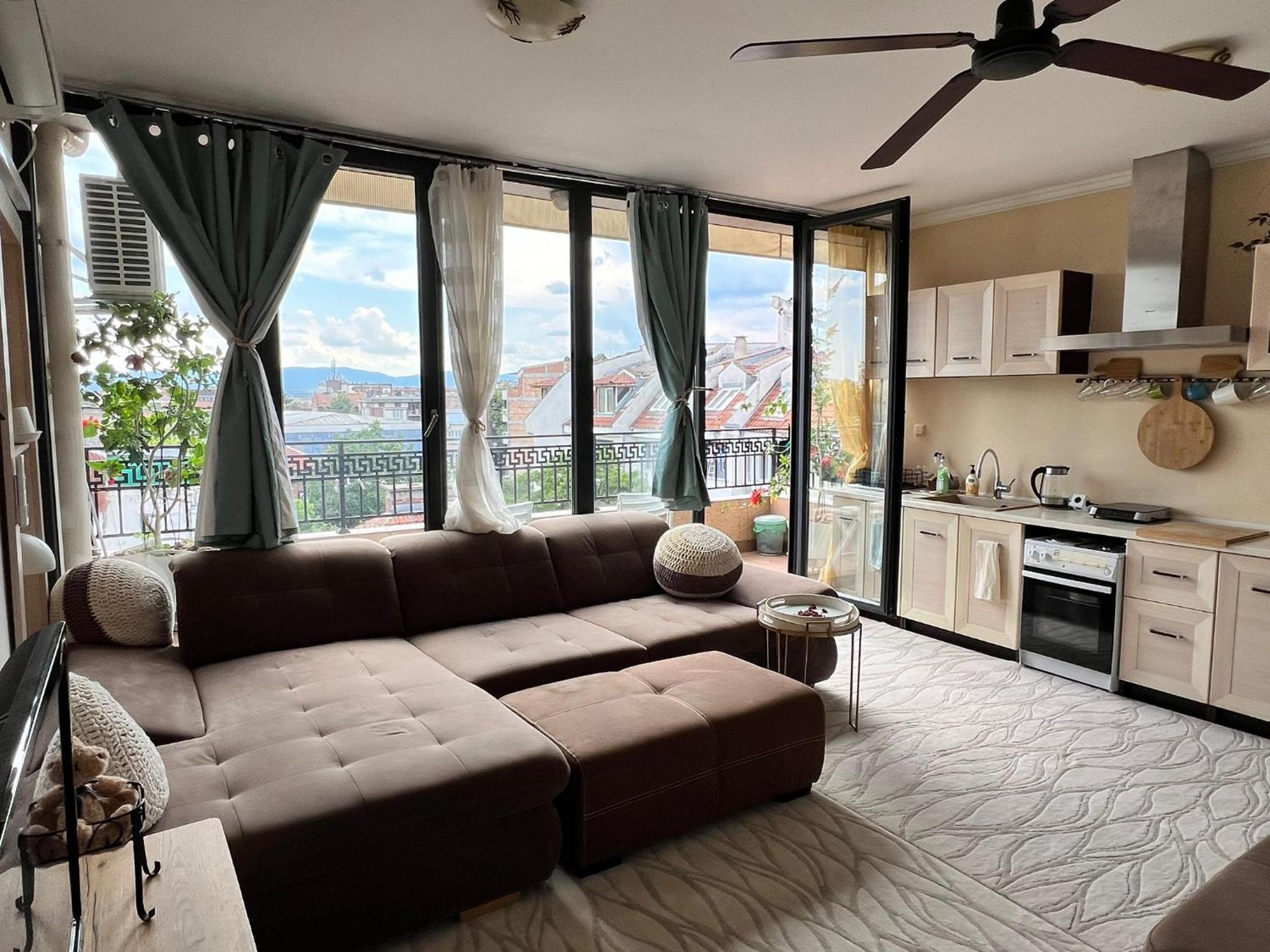 Kazanlak DOWNTOWN Central Apartment Guesthouse with Full Kitchen, Panoramic Views, Self Check-in & Free Parking, Best Value!