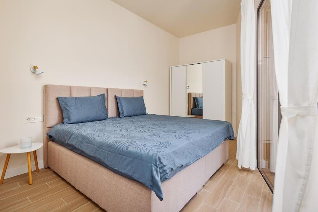 New! Modern & Spacious 3 Bedroom apartment! view 4