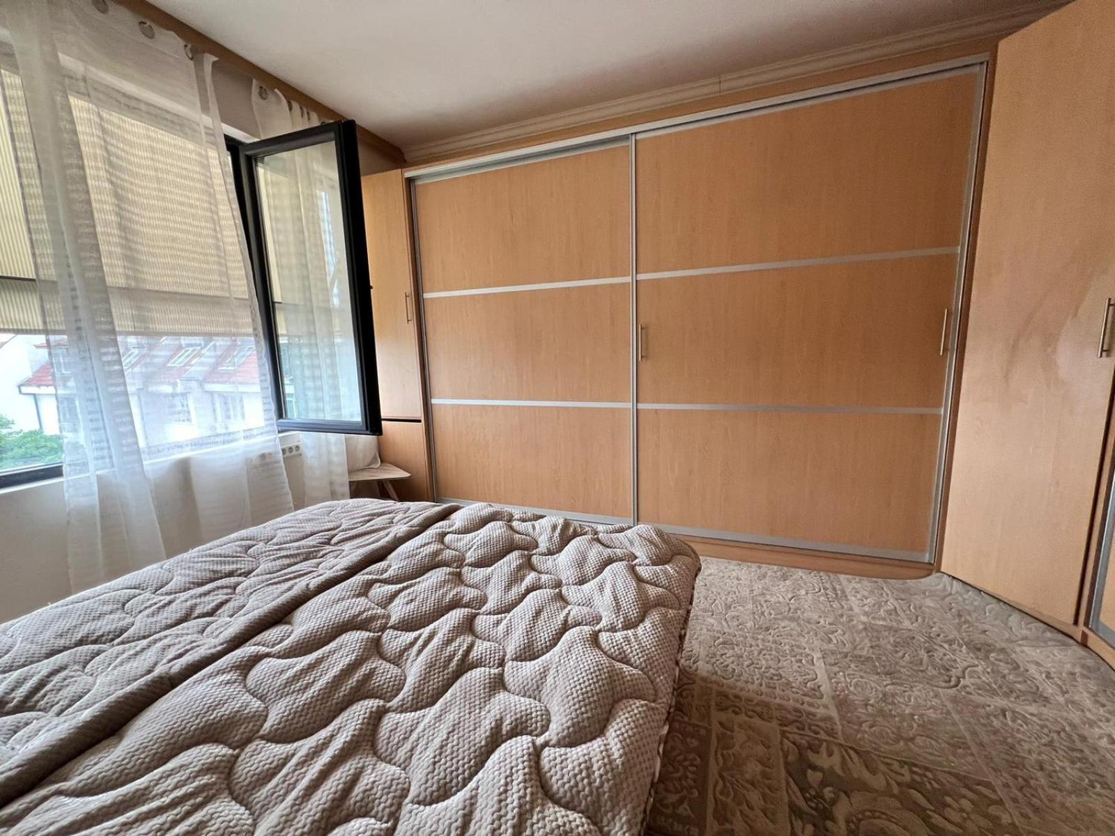 Kazanlak DOWNTOWN Central Apartment Guesthouse with Full Kitchen, Panoramic Views, Self Check-in & Free Parking, Best Value!