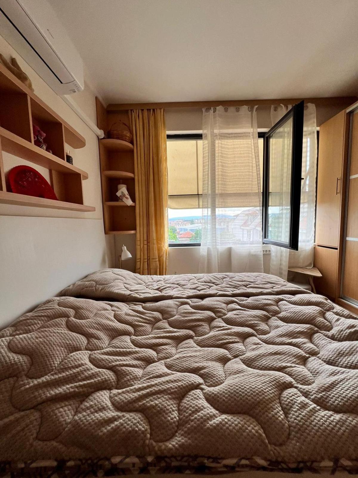 Kazanlak DOWNTOWN Central Apartment Guesthouse with Full Kitchen, Panoramic Views, Self Check-in & Free Parking, Best Value!