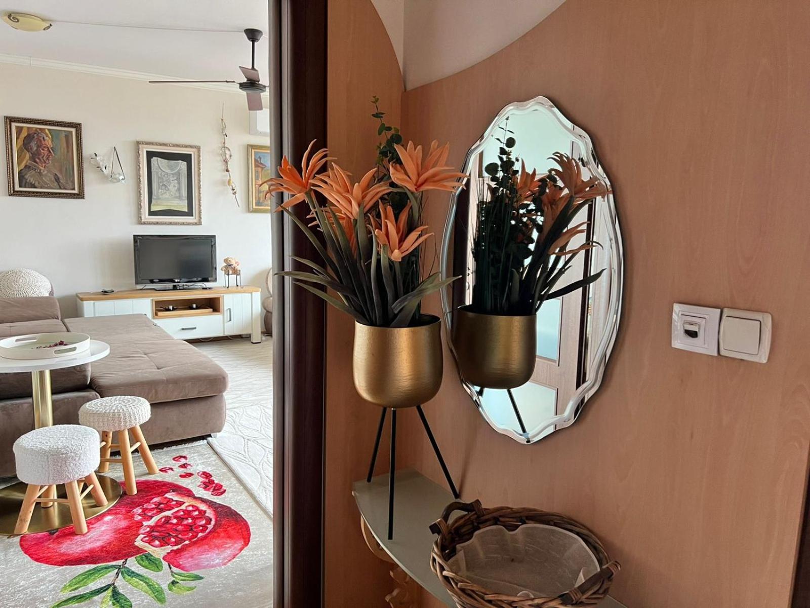 Kazanlak DOWNTOWN Central Apartment Guesthouse with Full Kitchen, Panoramic Views, Self Check-in & Free Parking, Best Value!
