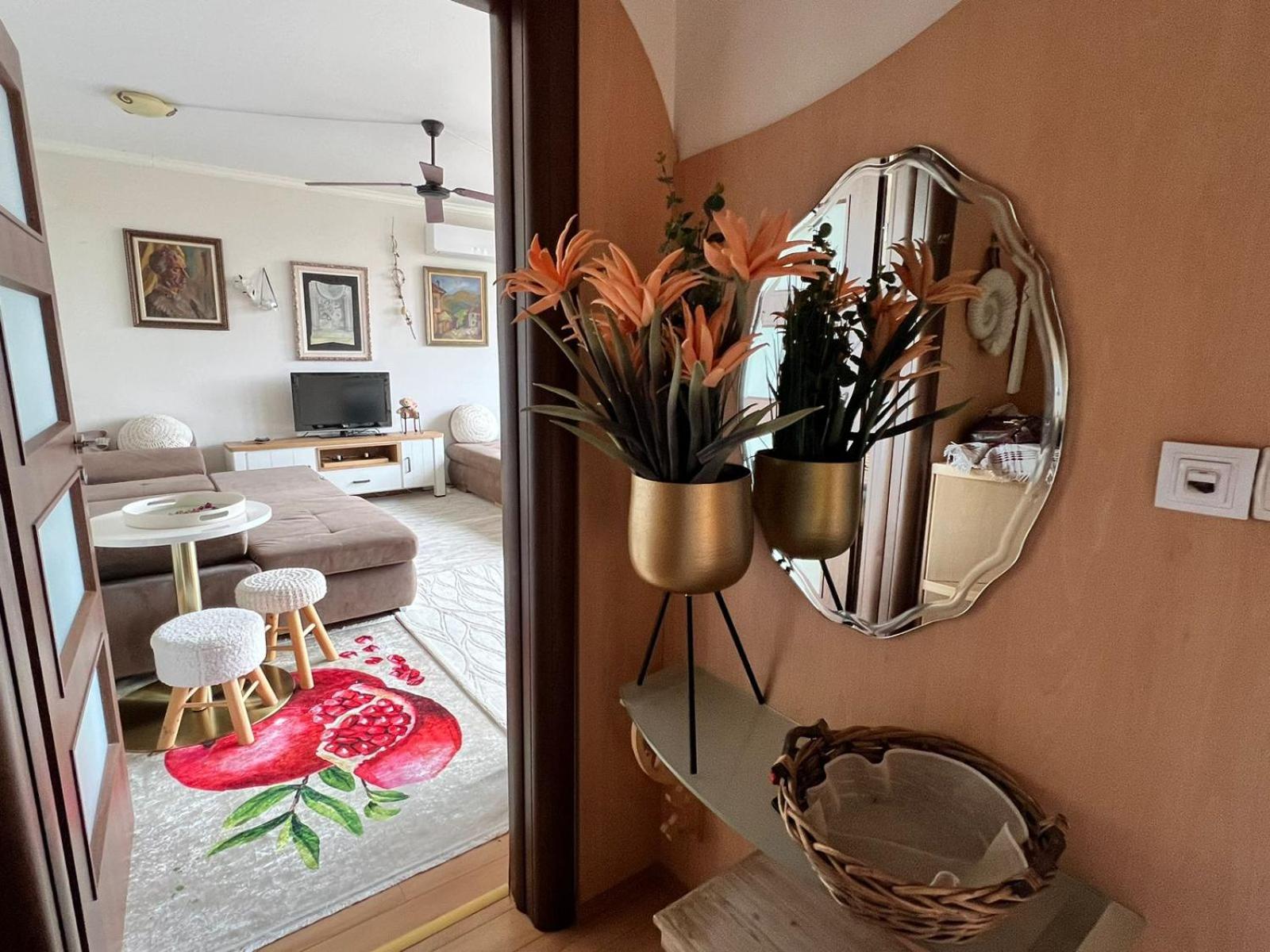 Kazanlak DOWNTOWN Central Apartment Guesthouse with Full Kitchen, Panoramic Views, Self Check-in & Free Parking, Best Value!