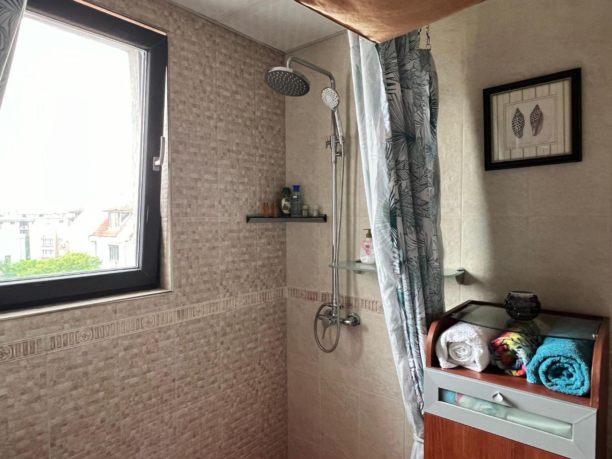 Kazanlak DOWNTOWN Central Apartment Guesthouse with Full Kitchen, Panoramic Views, Self Check-in & Free Parking, Best Value!